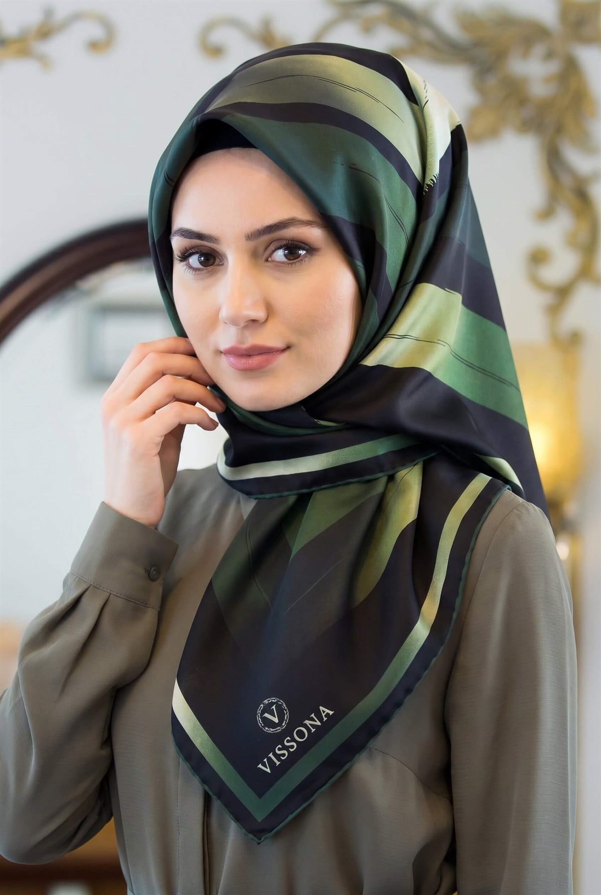 %100 Twill İpek Geometrik Fırça İzi Desenli Siyah - Zümrüt Yeşili Renkli 90x90 Eşarp Dikim Şekli : El Dikişi