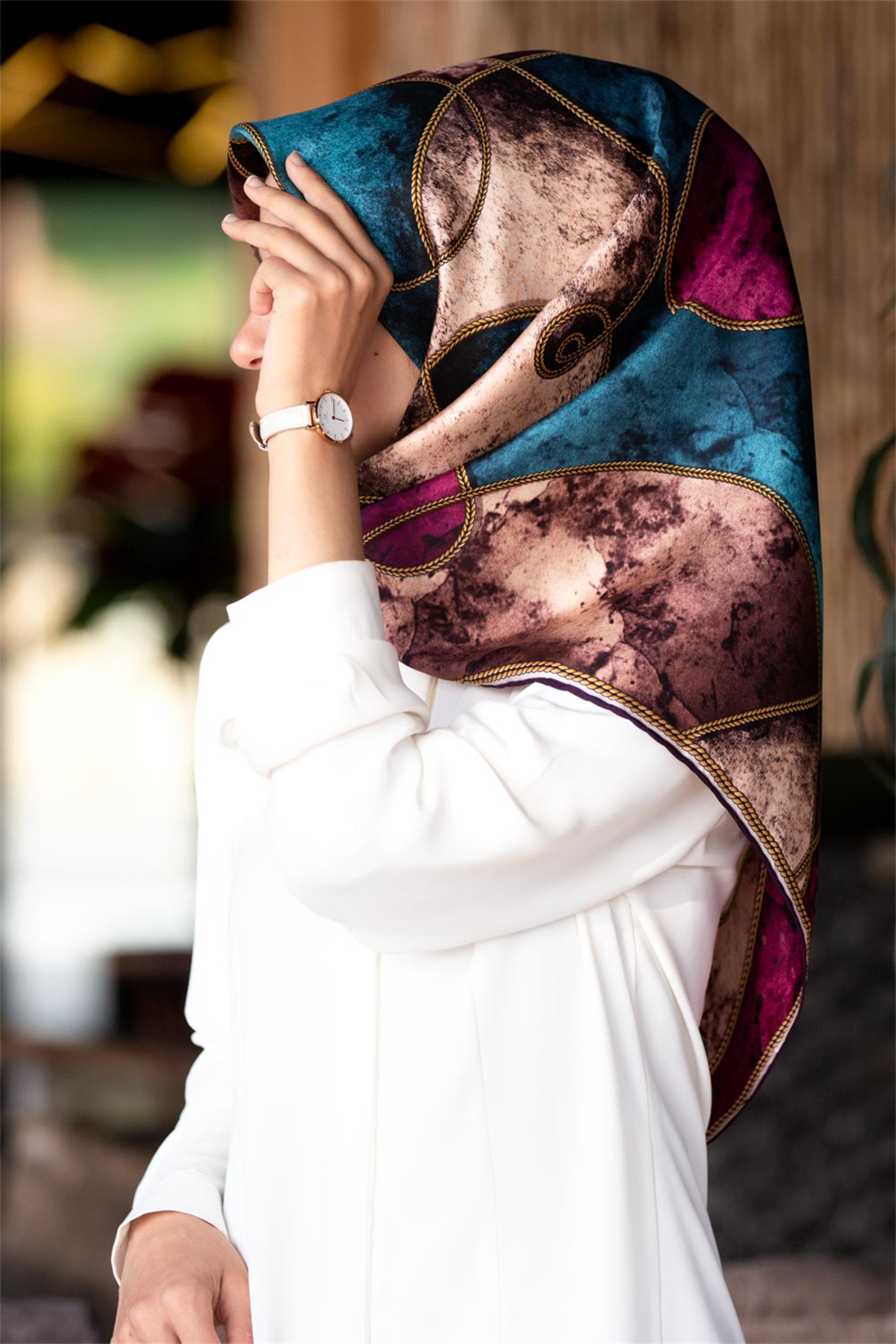 % 57 İPEK % 43 VİSKON Twill İpek Zincirli Mermer Desenli Mürdüm - Petrol Mavisi Renkli 90x90 Eşarp Dikim Şekli : El Dikişi