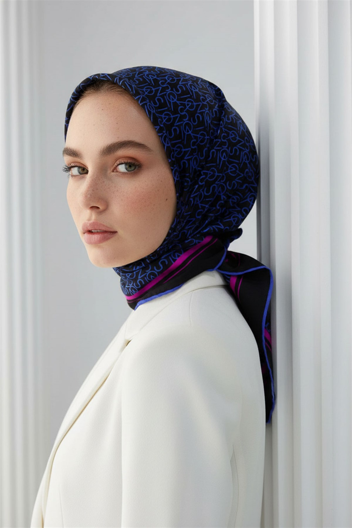 %100 Twill İpek Harf Desenli Siyah - Saks Renkli 90x90 Eşarp Dikim Şekli : El Dikişi