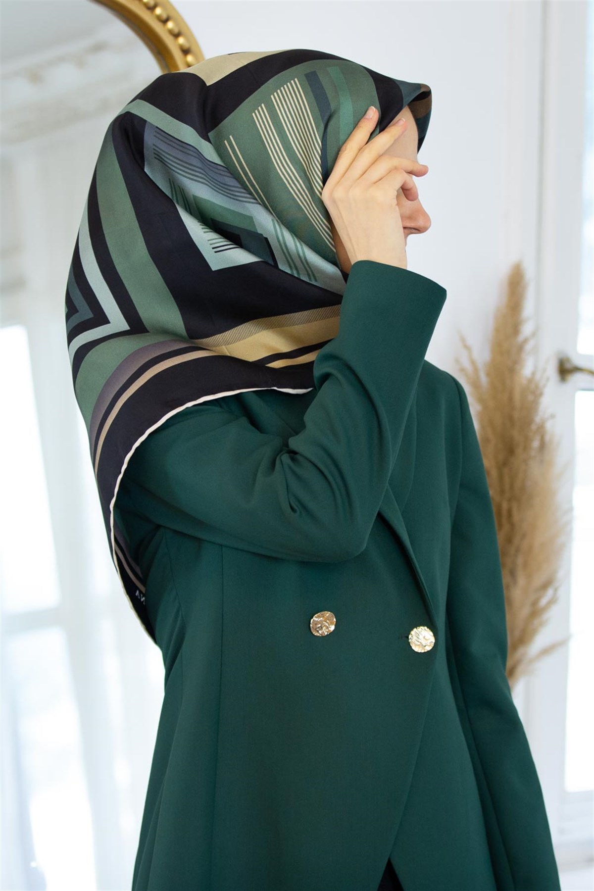 %100 Twill İpek Kare Desenli Siyah - Mint Yeşili Renkli 90x90 Eşarp Kenar Dikiş Şekli El Dikişli