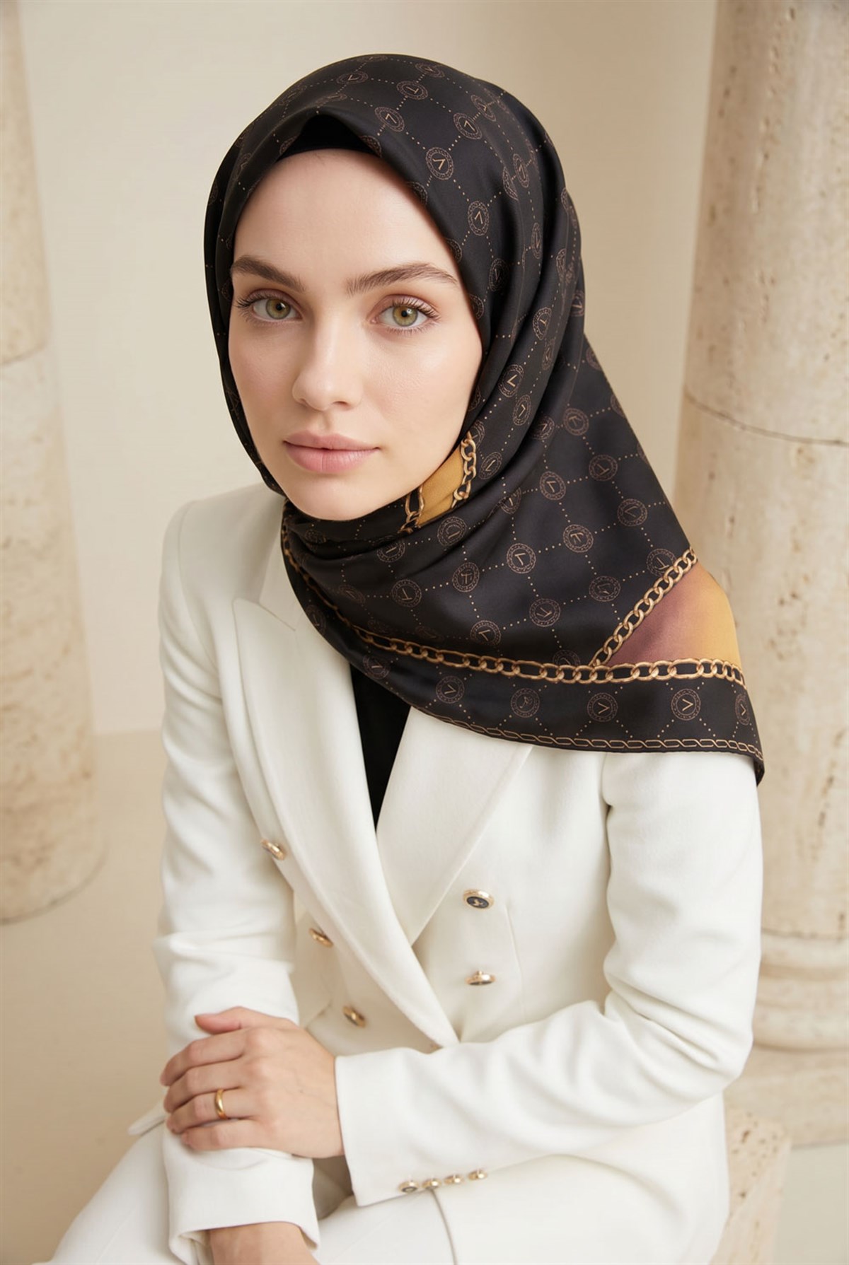 %100 Twill İpek Zincirli Ve Monogram Desenli Siyah - Gold Renkli 90x90 Eşarp Dikim Şekli : El Dikişi