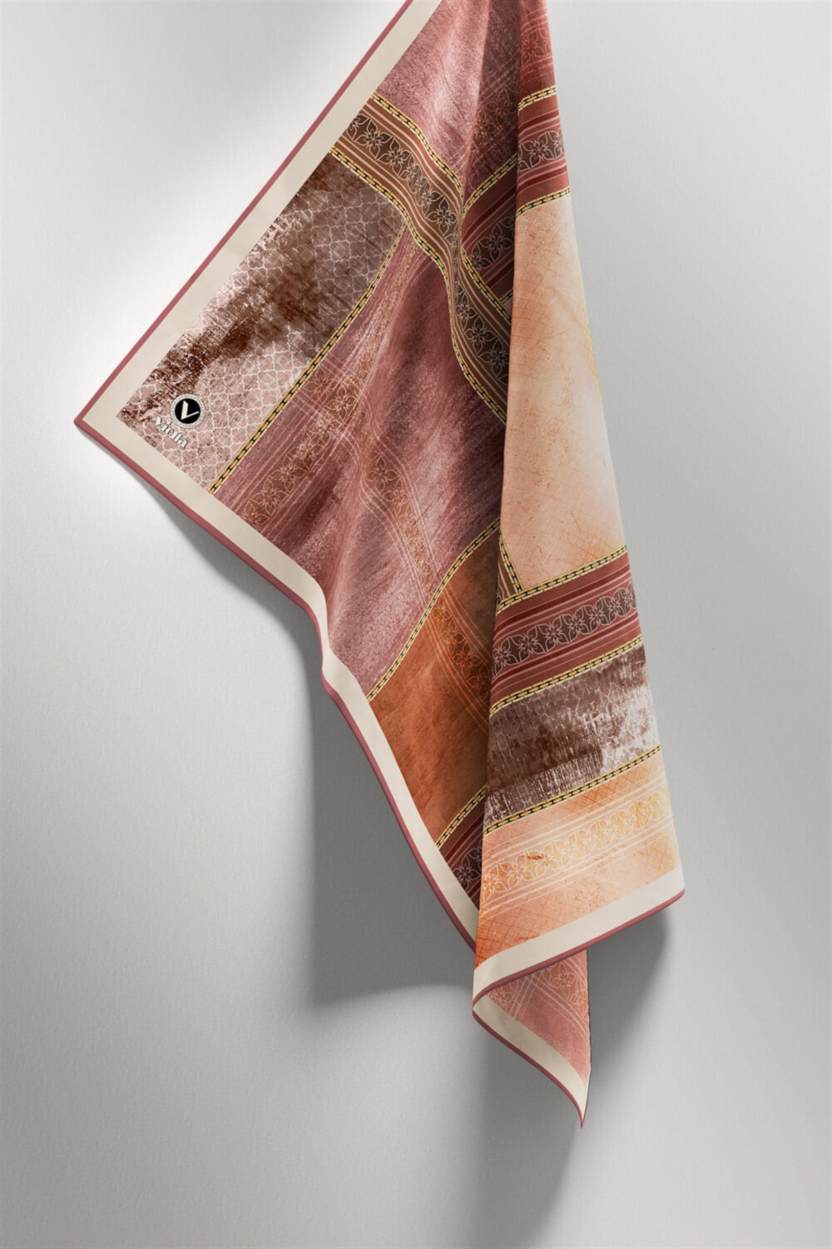 Twill Dokulu Ve Geometrik Desenli Pudra Renkli 90x90 Eşarp (İpek İçermez) Dikim Şekli : El Dikişi