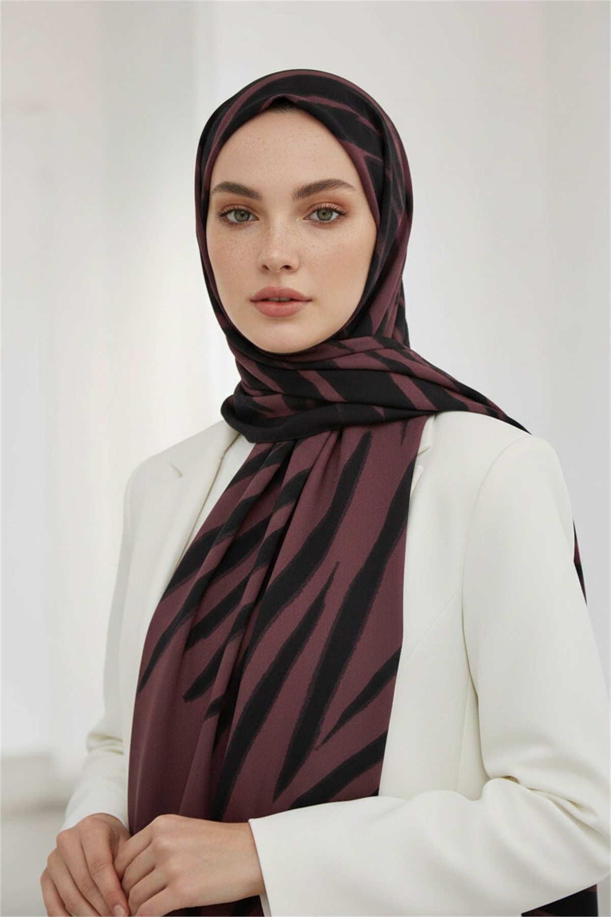 KREP GEOMETRİK DESENLİ GÜL KURUSU RENKLİ 75X195 KIRIŞMAZ ŞAL