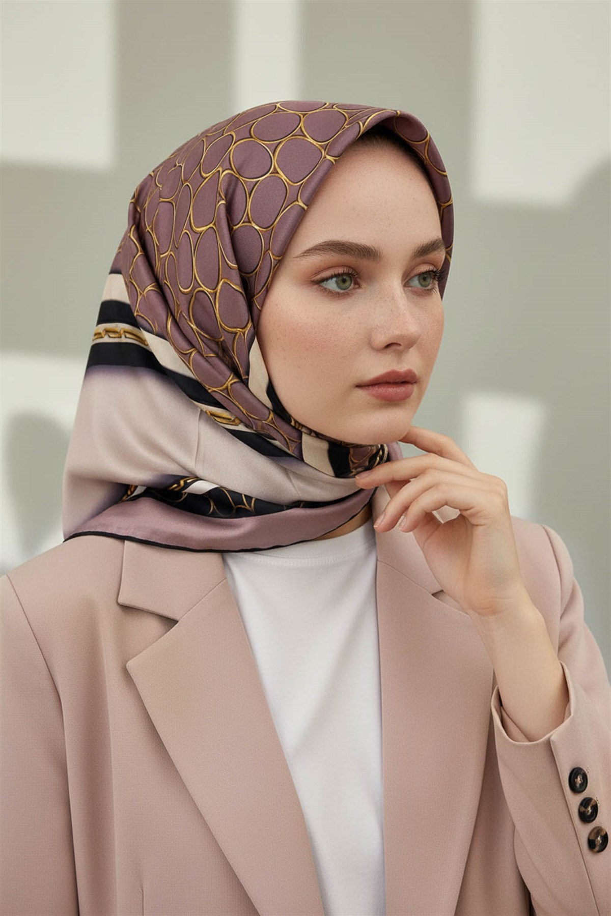 %100 Twill İpek Gold Halka Desenli Pudra - Siyah Renkli 90x90 Eşarp Dikim Şekli : El Dikişi