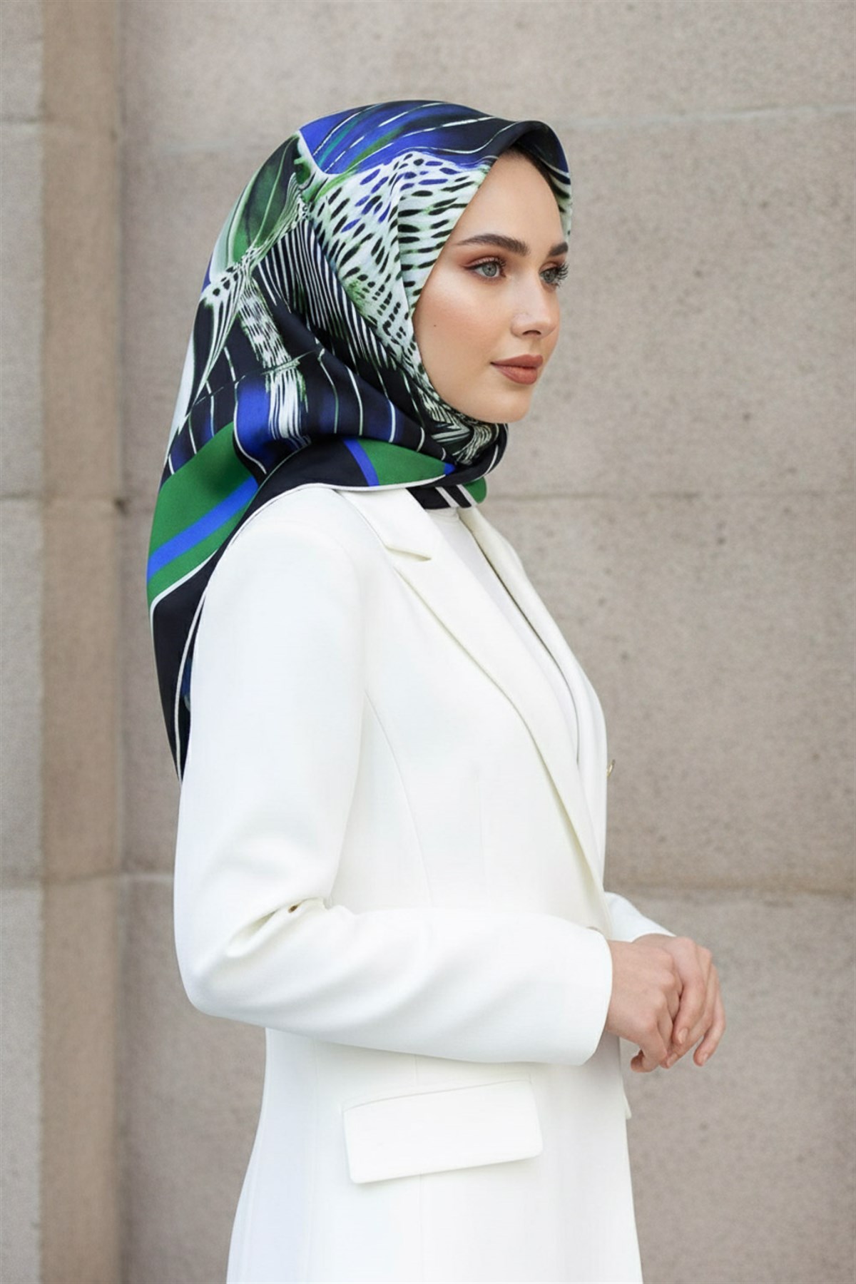 %100 Twill İpek Geometrik Desenli Zümrüt Yeşili - Saks Renkli 90x90 Eşarp Dikim Şekli : El Dikişi
