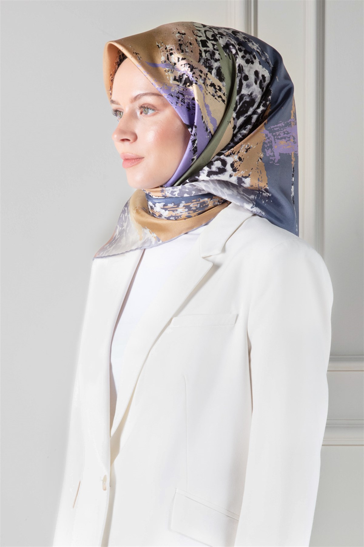 %100 Twill İpek Leopar ve Fırça Desenli Gri - İndigo Renkli 90x90 Eşarp Dikim Şekli : El Dikişi