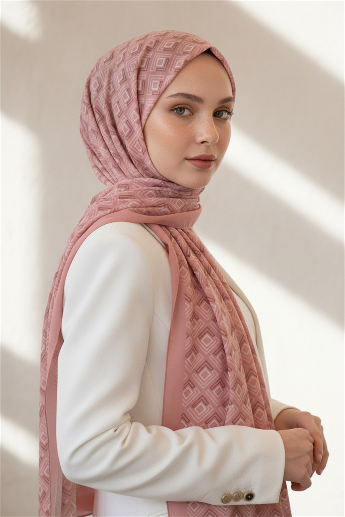 KREP MİNİ MOTİF DESENLİ PUDRA RENKLİ 75X195 KIRIŞMAZ ŞAL