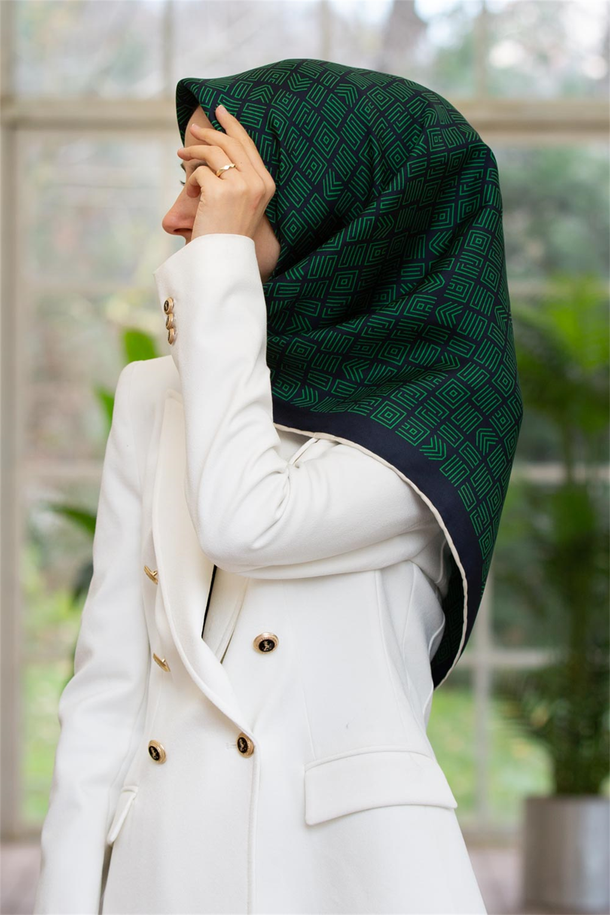 %57 İPEK %43 VİSKON Twill İpek Etnik Motif Desenli Zümrüt Yeşili - Lacivert Renkli 90x90 Eşarp Dikim Şekli : El Dikişi