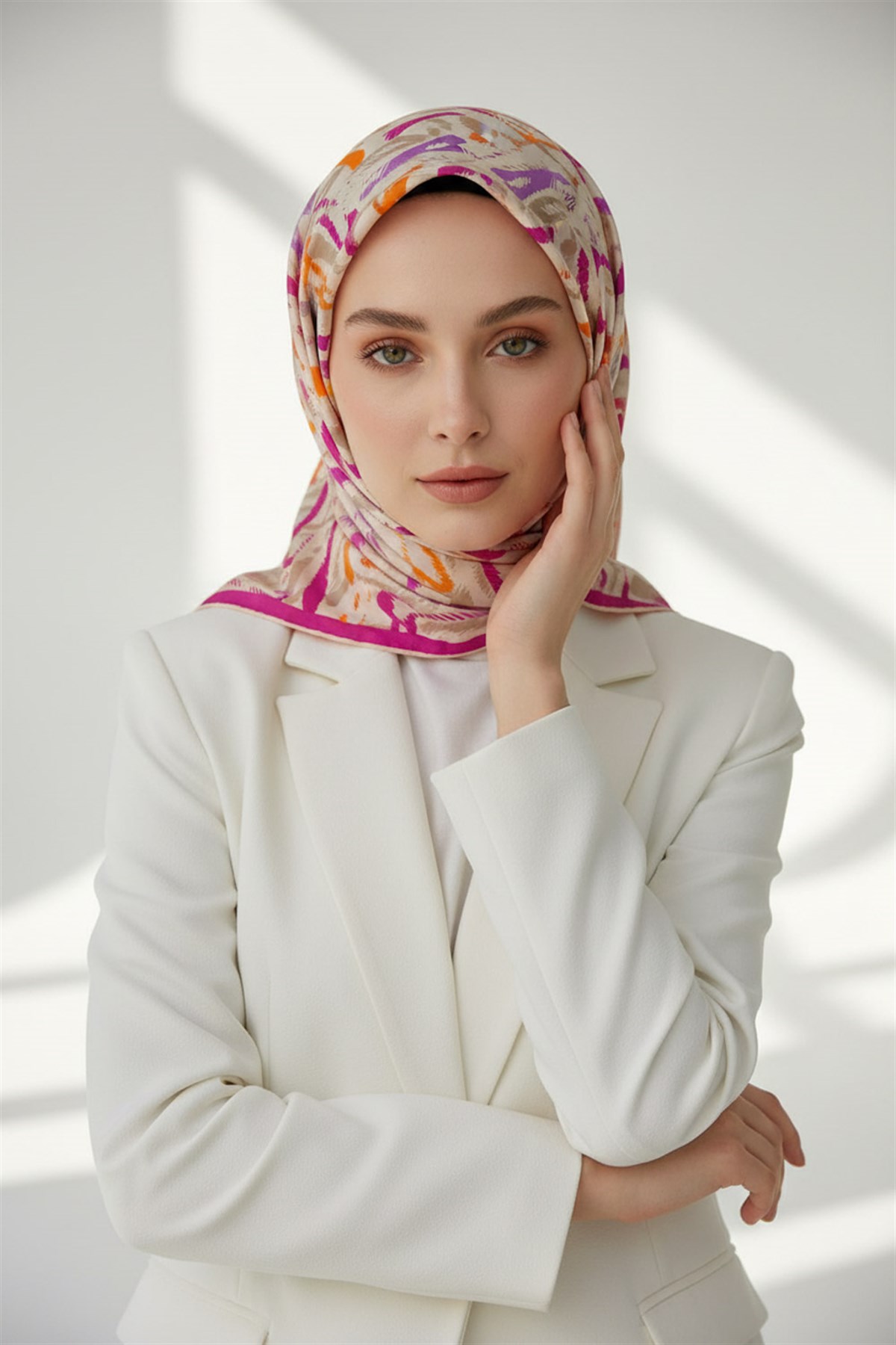 %100 Twill İpek Geometrik Desenli Turuncu - Pembe Renkli 90x90 Eşarp Dikim Şekli : El Dikişi
