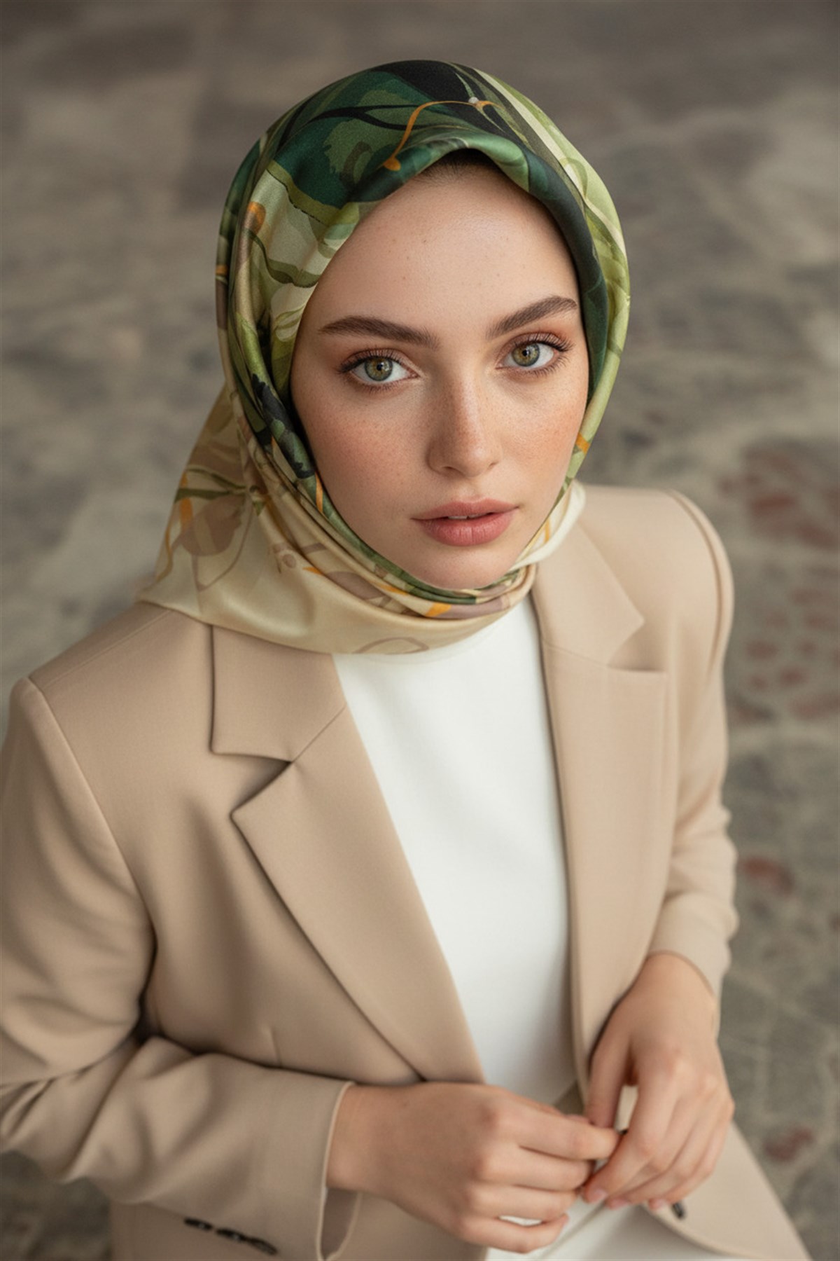 %100 Twill İpek Çiçekli Sulu Boya Dalga Desenli Haki Yeşili - Zümrüt Yeşili  Renkli 90x90 Eşarp Dikim Şekli : El Dikişi