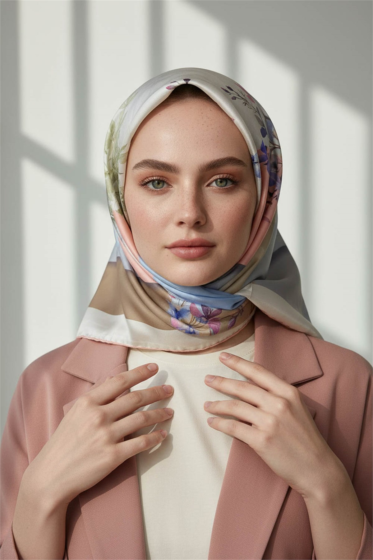 %100 Twill İpek Kareli Ve Çıtır Çiçek Desenli Pudra - Bebe Mavisi Renkli 90x90 Eşarp Dikim Şekli : El Dikişi