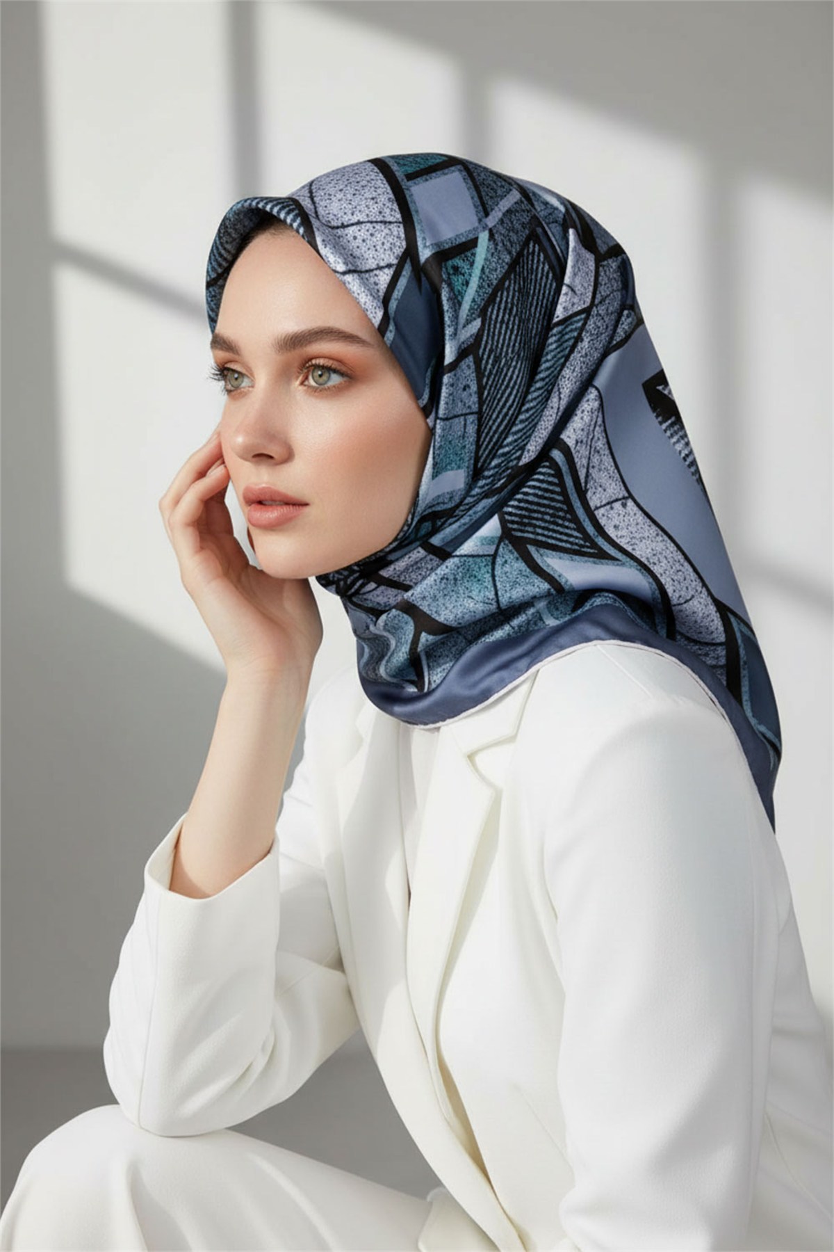 Kristal Geometrik Desenli İndigo Renkli 90x90 Eşarp (İpek İçermez) Kenar Dikiş Şekli El Dikişli