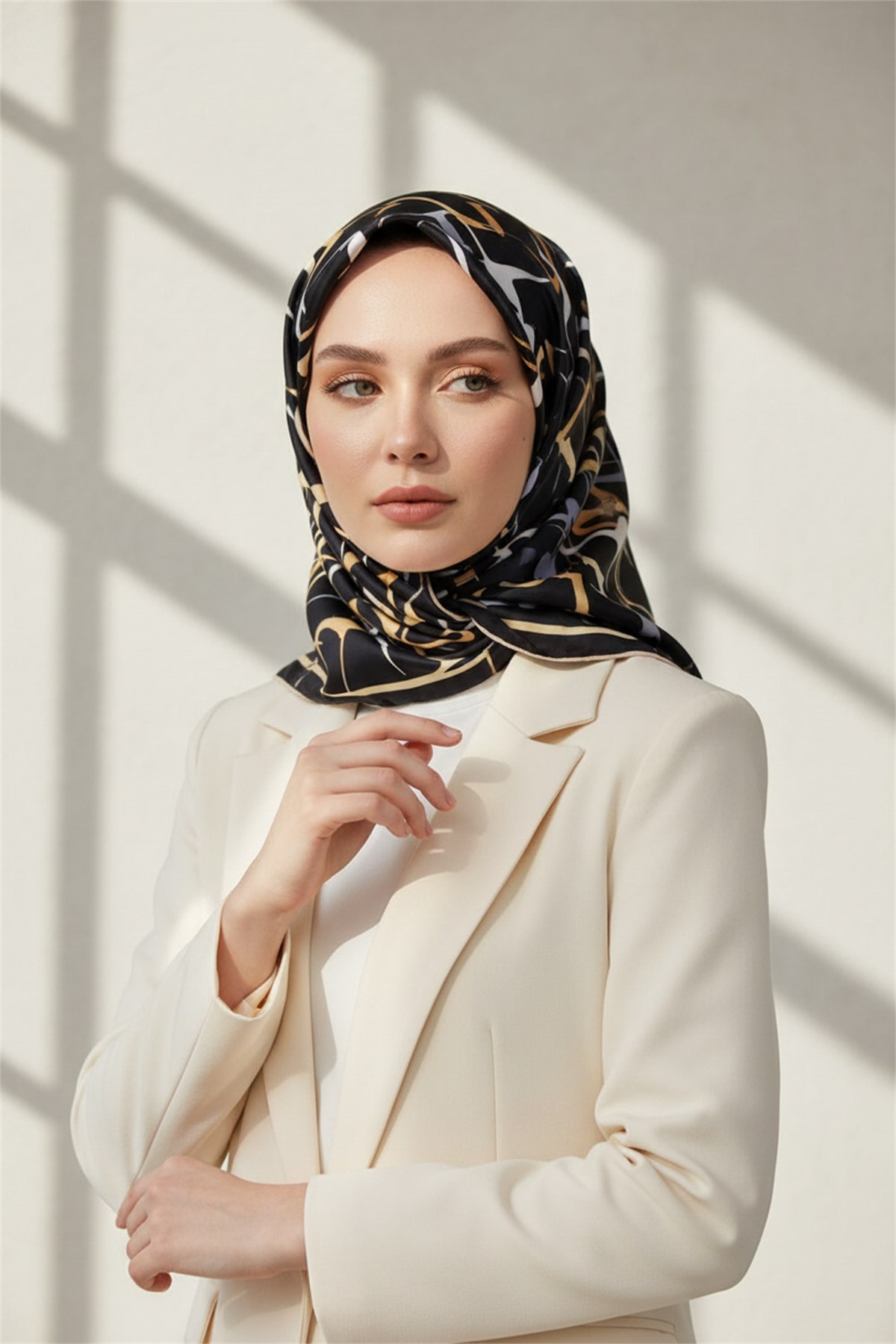 %100 Twill İpek Soyut Geometrik Desenli Gold - Gri Renkli 90x90 Eşarp Dikim Şekli : El Dikişi