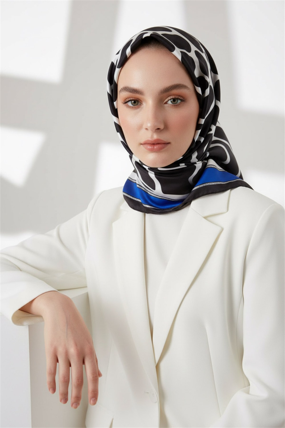 Kristal Taş Desenli Saks Renkli 90x90 Eşarp (İpek İçermez) Dikim Şekli : El Dikişi