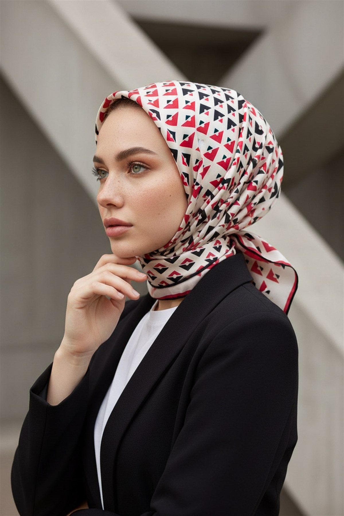 %100 Twill İpek Geometrik Desenli Kırmızı - Siyah Renkli 90x90 Eşarp Dikim Şekli : El Dikişi
