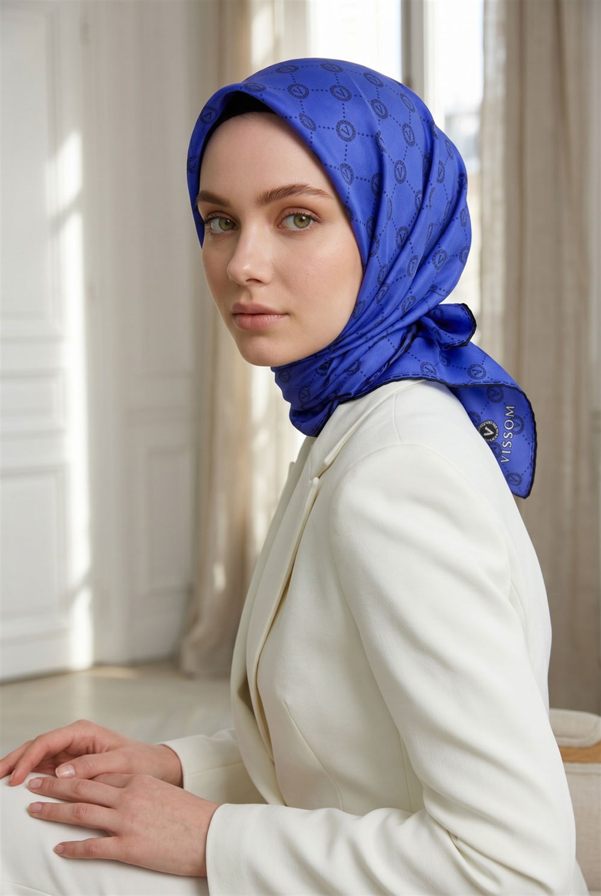 %100 Twill İpek Monogram Desenli Saks Renkli 90x90 Eşarp Dikim Şekli : El Dikişi