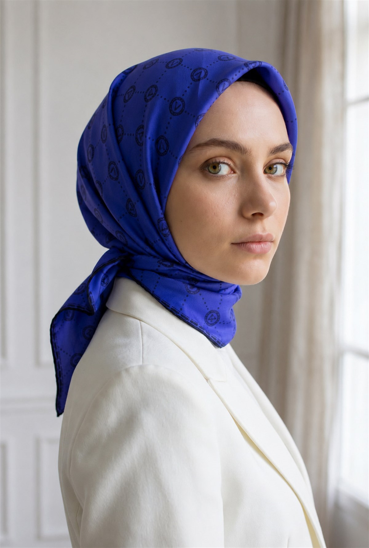 %100 Twill İpek Monogram Desenli Saks Renkli 90x90 Eşarp Dikim Şekli : El Dikişi