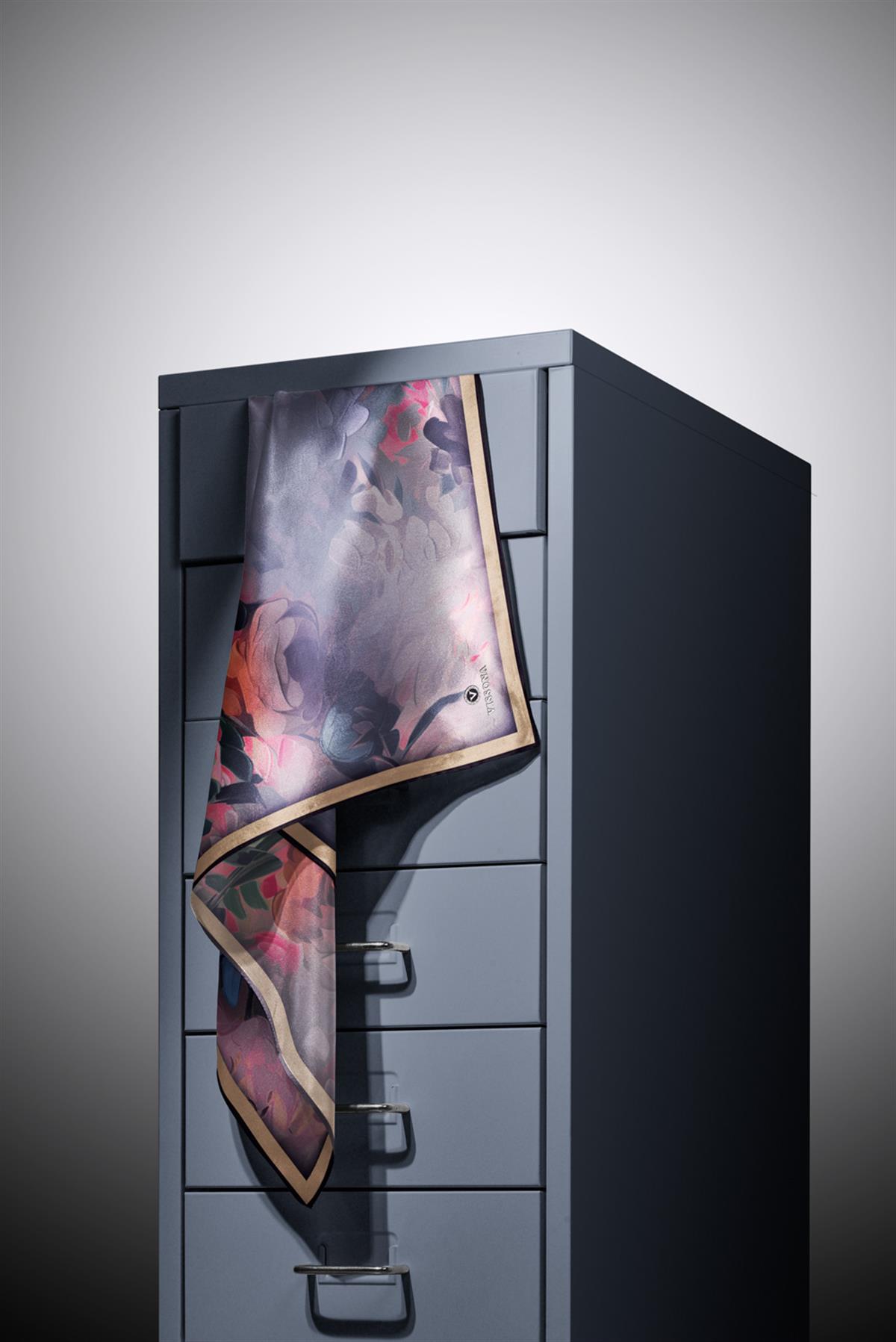 %100 Twill İpek Dumanlı Çiçek Desenli Gri - Saks Renkli 90x90 Eşarp Kenar Dikiş Şekli El Dikişli