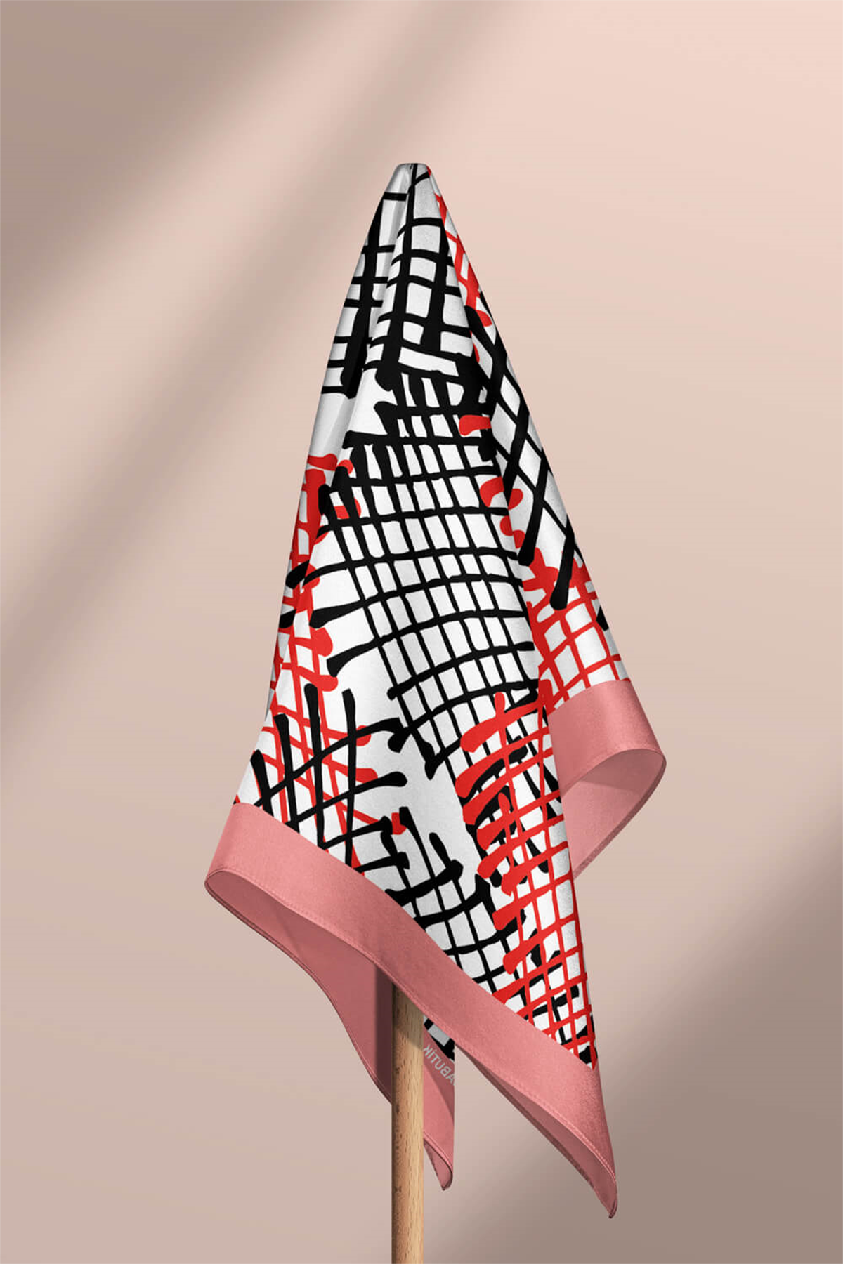 Y58 Kadın Kare Desenli Bandana 50x50 Siyah Kırmızı DG0129-22