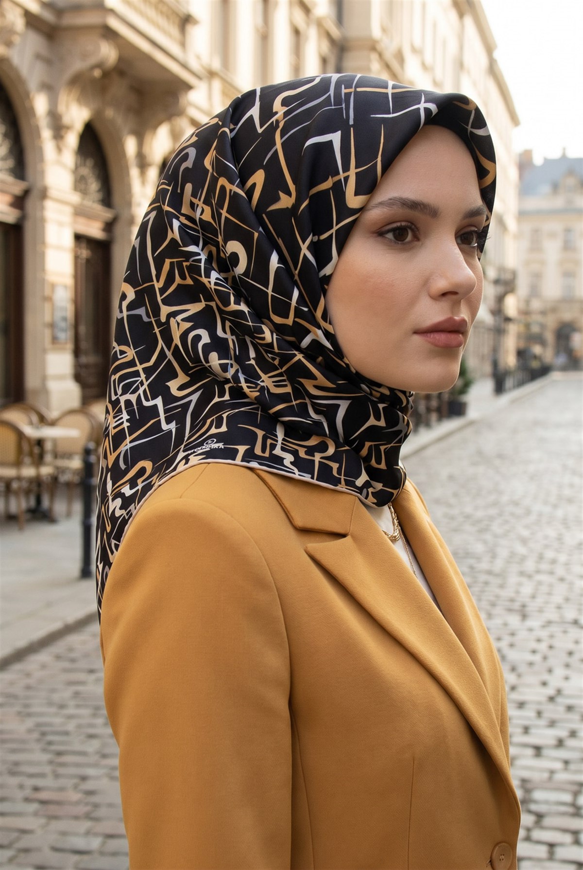 %100 Twill İpek Soyut Geometrik Desenli Gold - Gri Renkli 90x90 Eşarp Dikim Şekli : El Dikişi