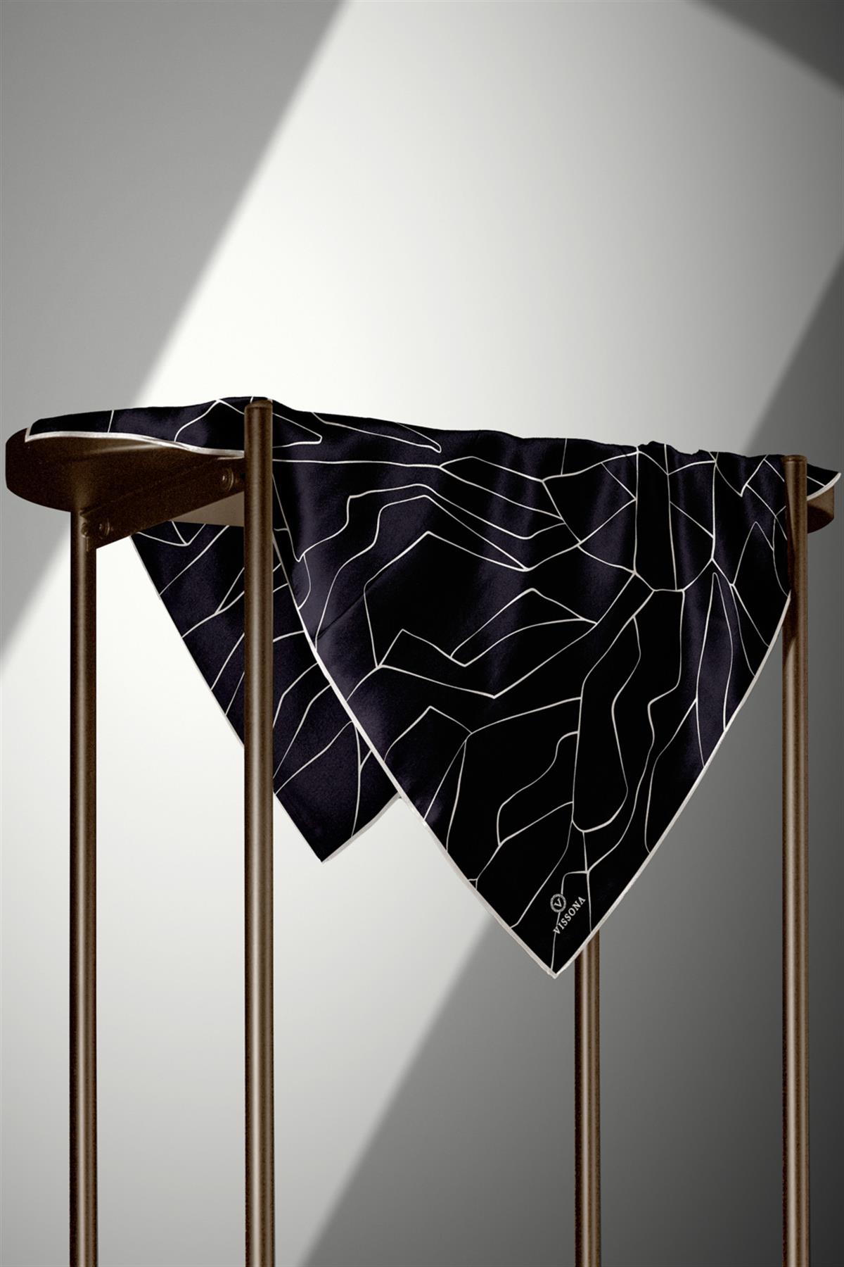 %100 Twill İpek Çizgi Desenli Siyah Krem Renkli 90x90 Eşarp Dikim Şekli : El Dikişi