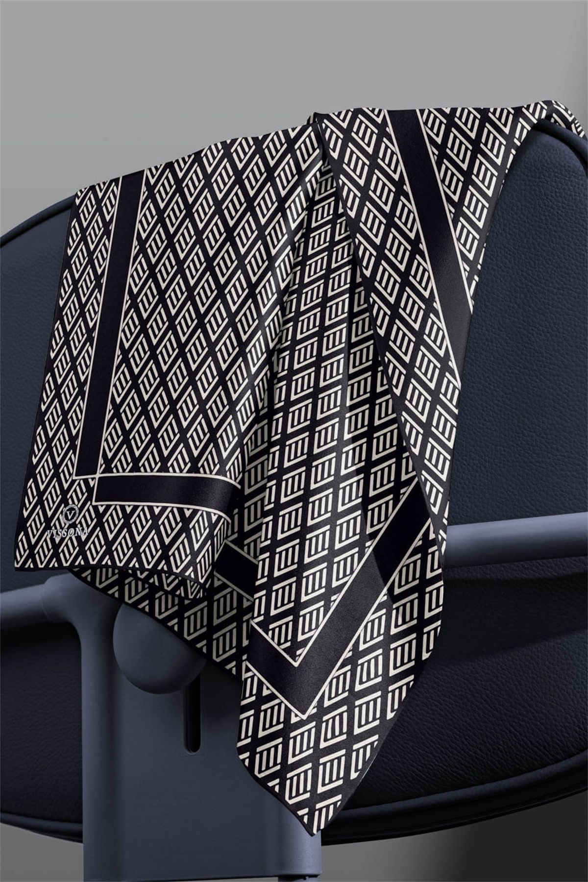 % 57 İPEK % 43 VİSKON Twill İpek Geometrik Desenli Siyah - Krem Renkli 90x90 Eşarp Dikim Şekli : El Dikişi