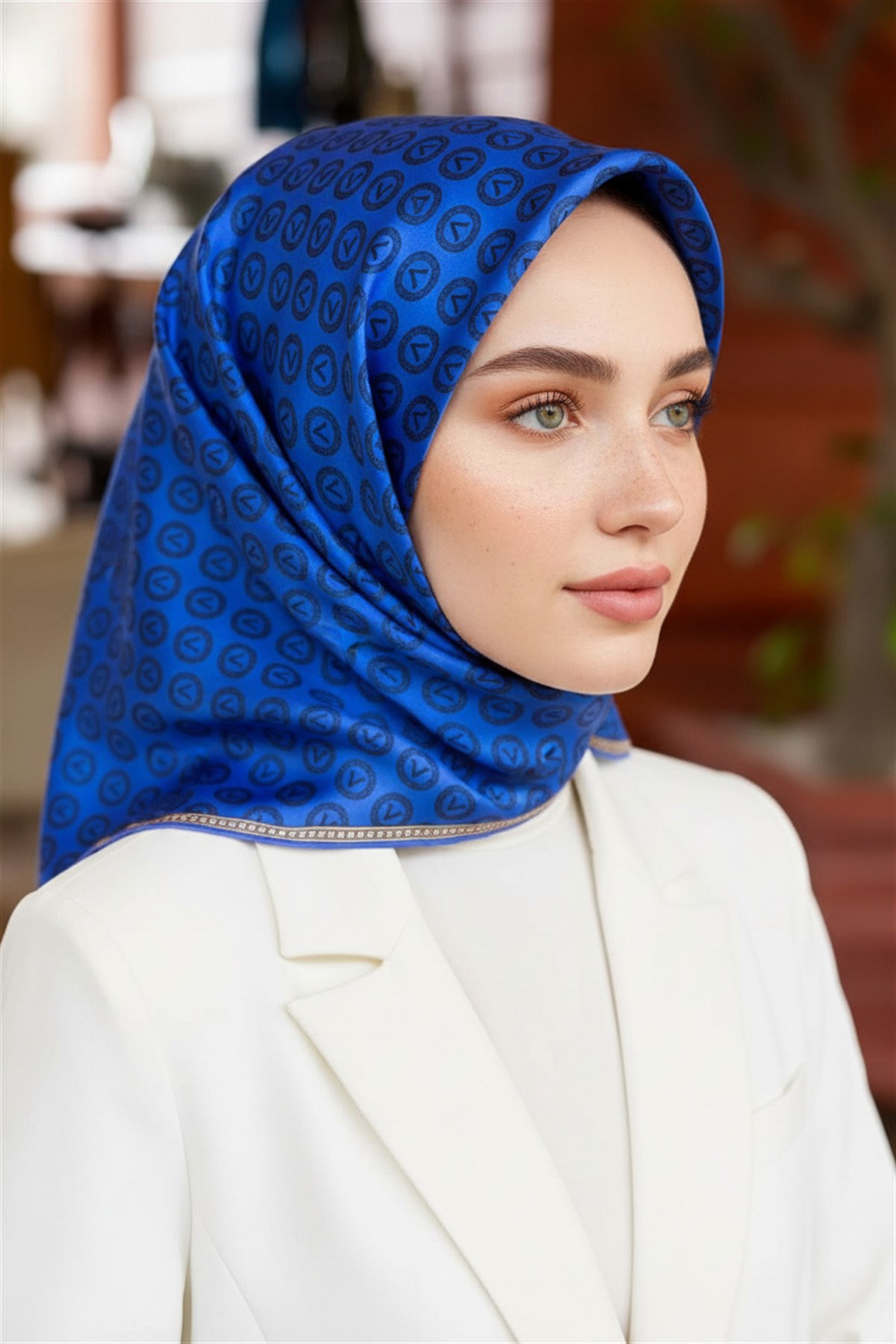 % 57 İPEK % 43 VİSKON Twill İpek Monogram Desenli Saks Renkli 90x90 Eşarp Dikim Şekli : El Dikişi