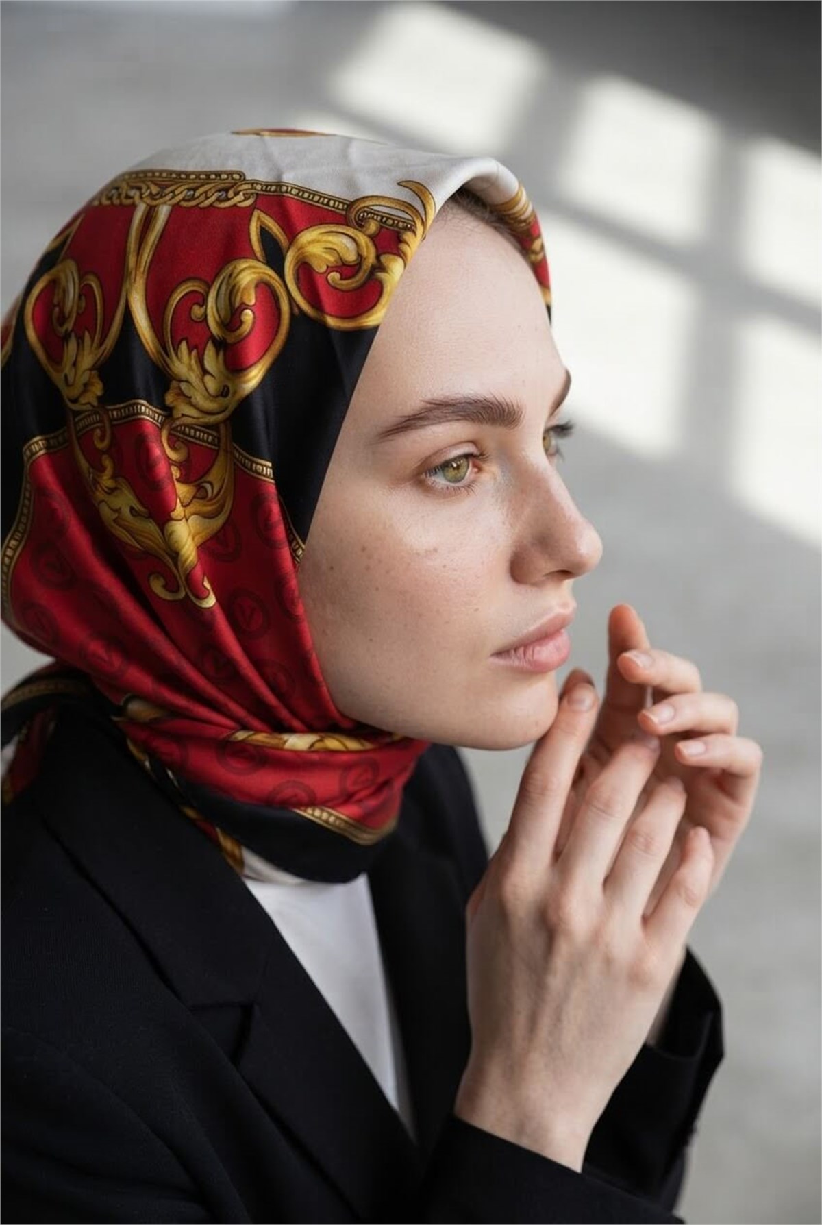 %100 Twill İpek Monogram Ve Barok Desenli Kırmızı - Siyah Renkli 90x90 Eşarp Dikim Şekli : El Dikişi