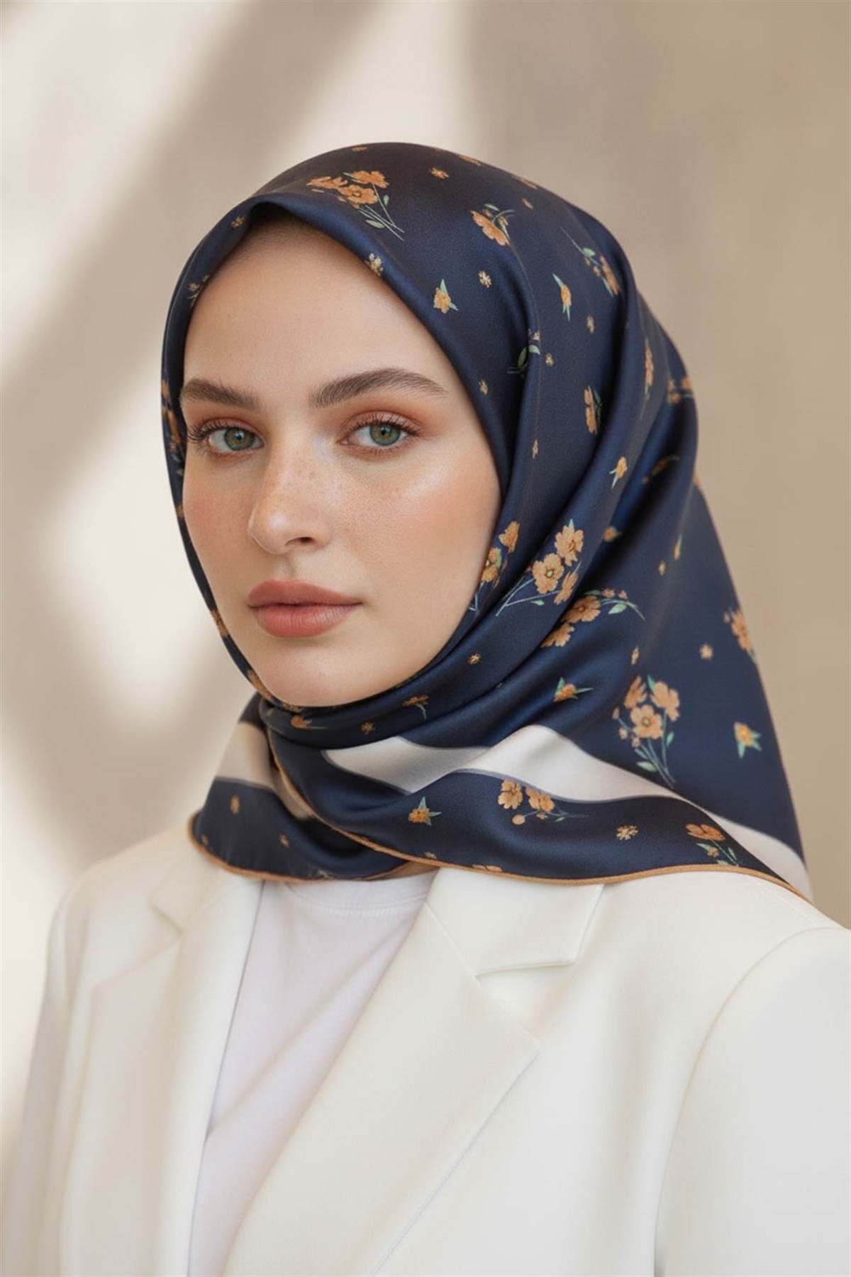 % 57 İPEK % 43 VİSKON Twill İpek Çıtır Çiçek Desenli Lacivert - Gold Renkli 90x90 Eşarp Dikim Şekli : El Dikişi