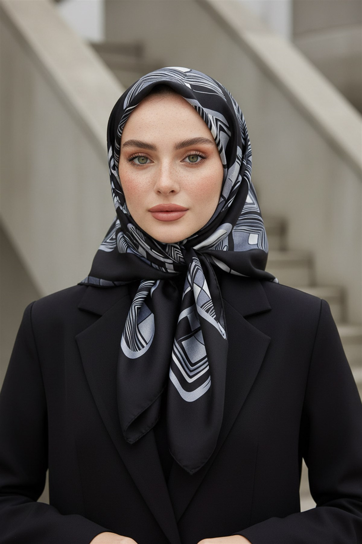 %100 Twill İpek Geometrik Kare Desenli Siyah - Beyaz Renkli 90x90 Eşarp Dikim Şekli : El Dikişi