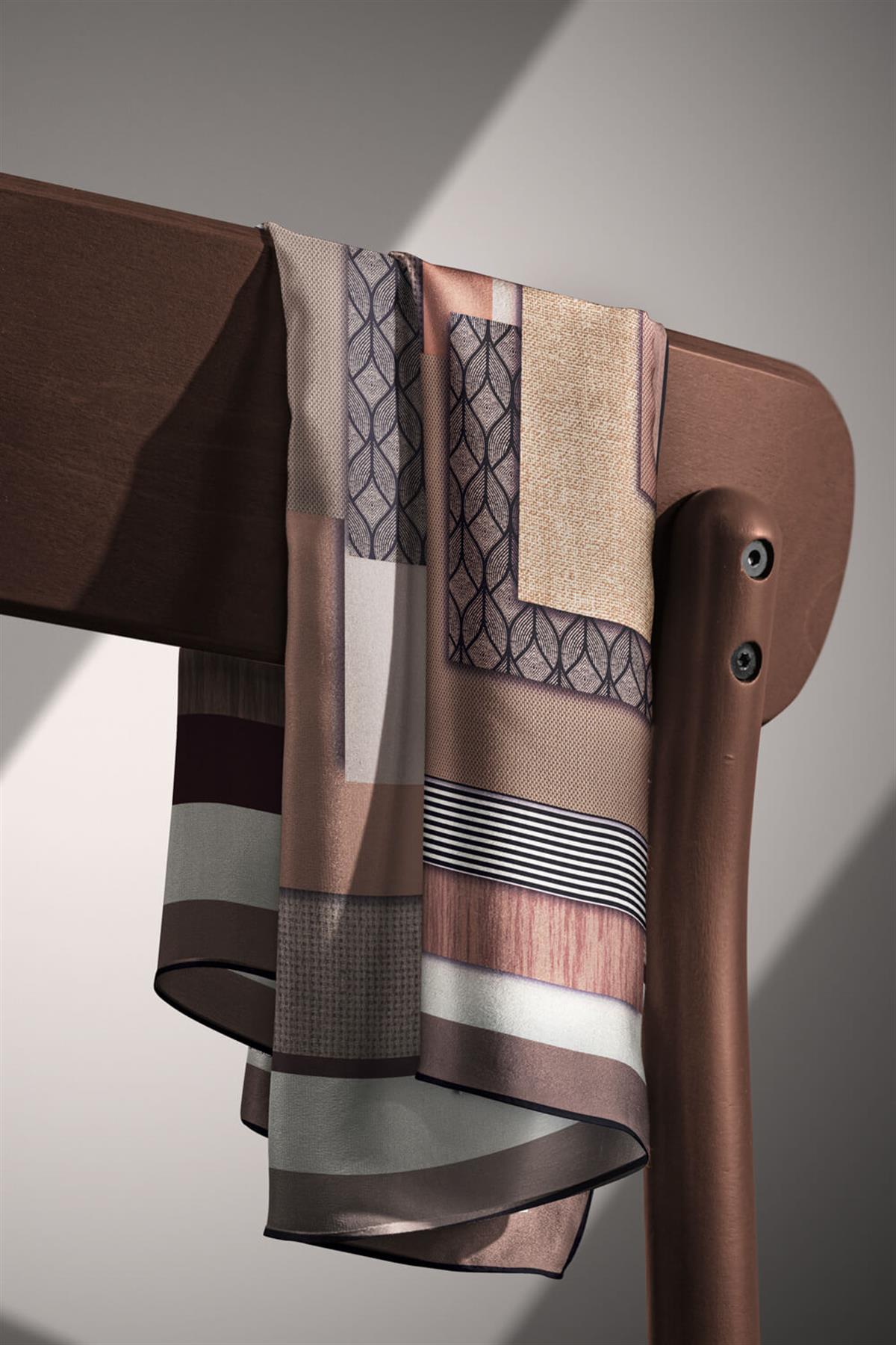 %100 Twill İpek Geometrik Desenli Bakır - Bej Renkli 90x90 Eşarp Dikim Şekli : El Dikişi