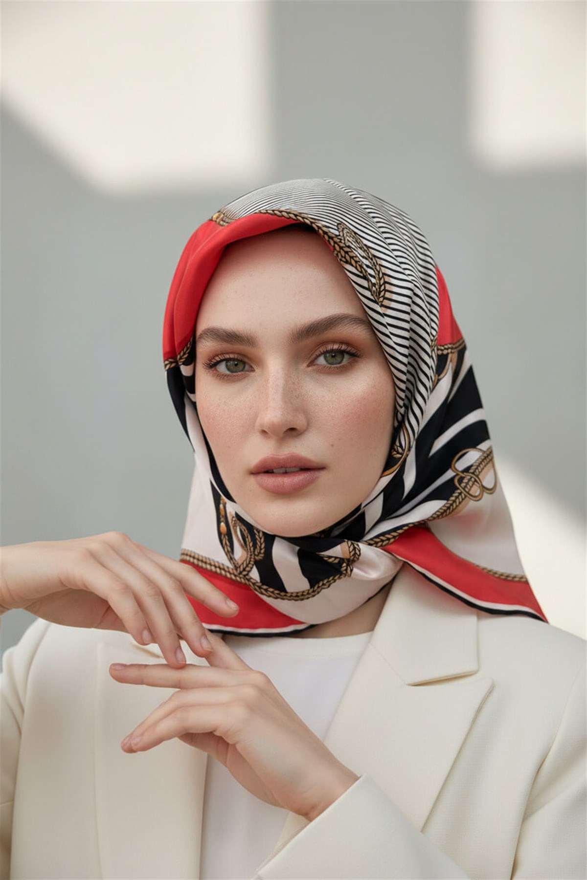 %100 Twill İpek Zincirli Ve Zebra Desenli Nar Çiçeği - Siyah Renkli 90x90 Eşarp Dikim Şekli : El Dikişi