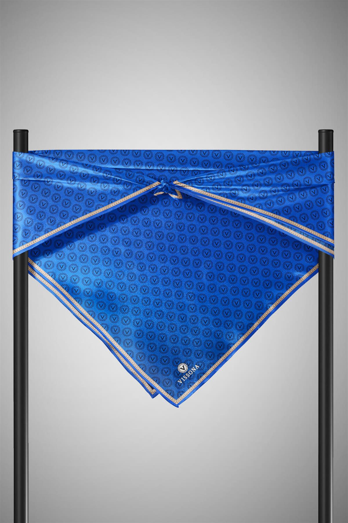 % 57 İPEK % 43 VİSKON Twill İpek Monogram Desenli Saks Renkli 90x90 Eşarp Dikim Şekli : El Dikişi