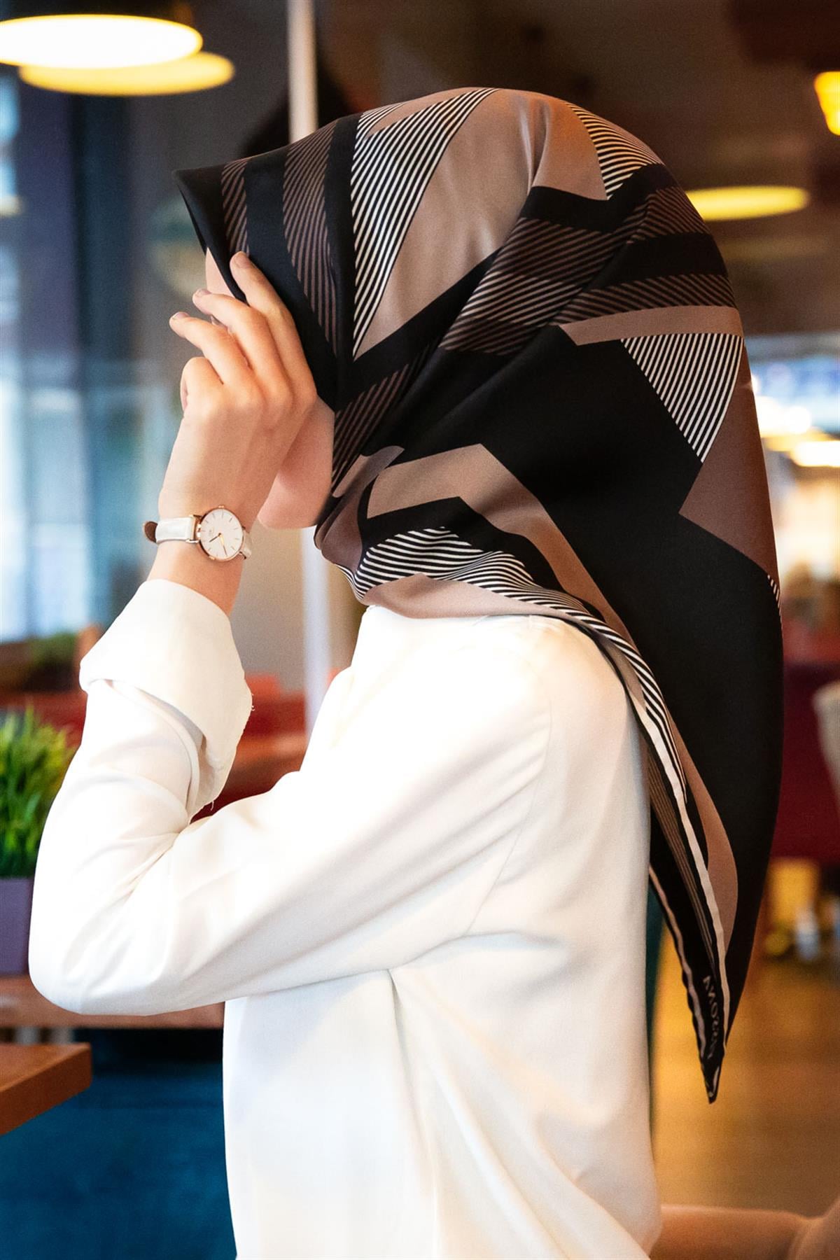 %100 Twill İpek Geometrik Desenli Bej - Siyah Renkli 90x90 Eşarp Dikim Şekli : El Dikişi