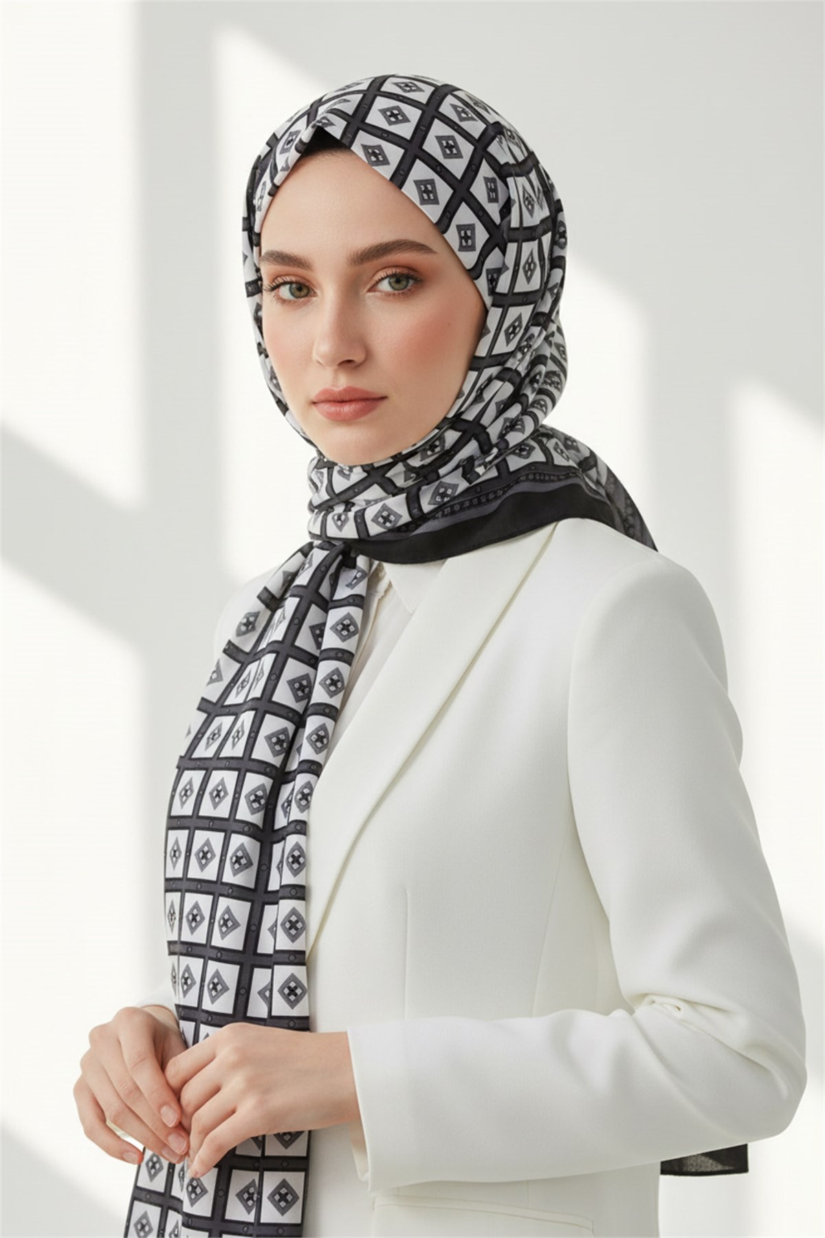 KREP KARE DESENLİ SİYAH - GRİ RENKLİ 75X195 KIRIŞMAZ ŞAL