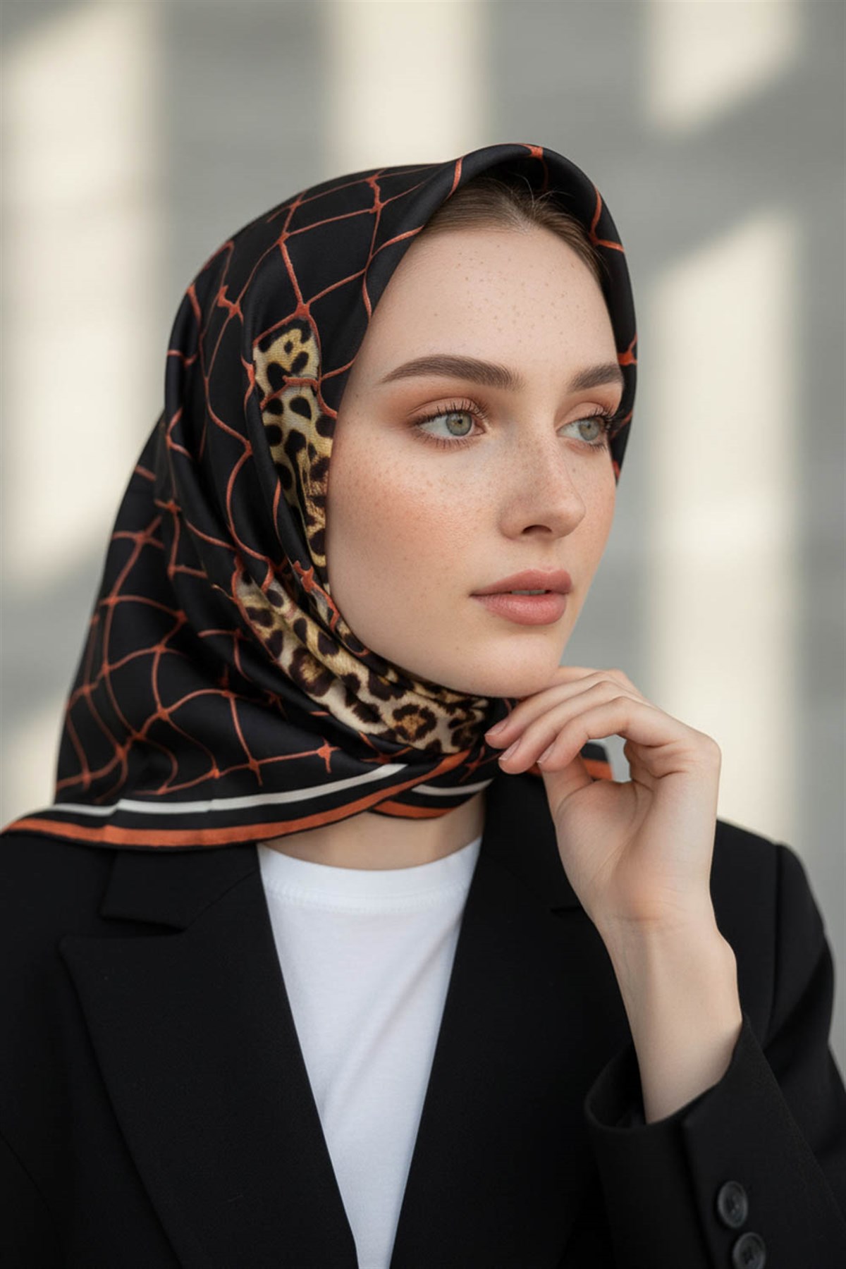 %100 Twill İpek Leopar Desenli Siyah - Taba Renkli 90x90 Eşarp Dikim Şekli : El Dikişi