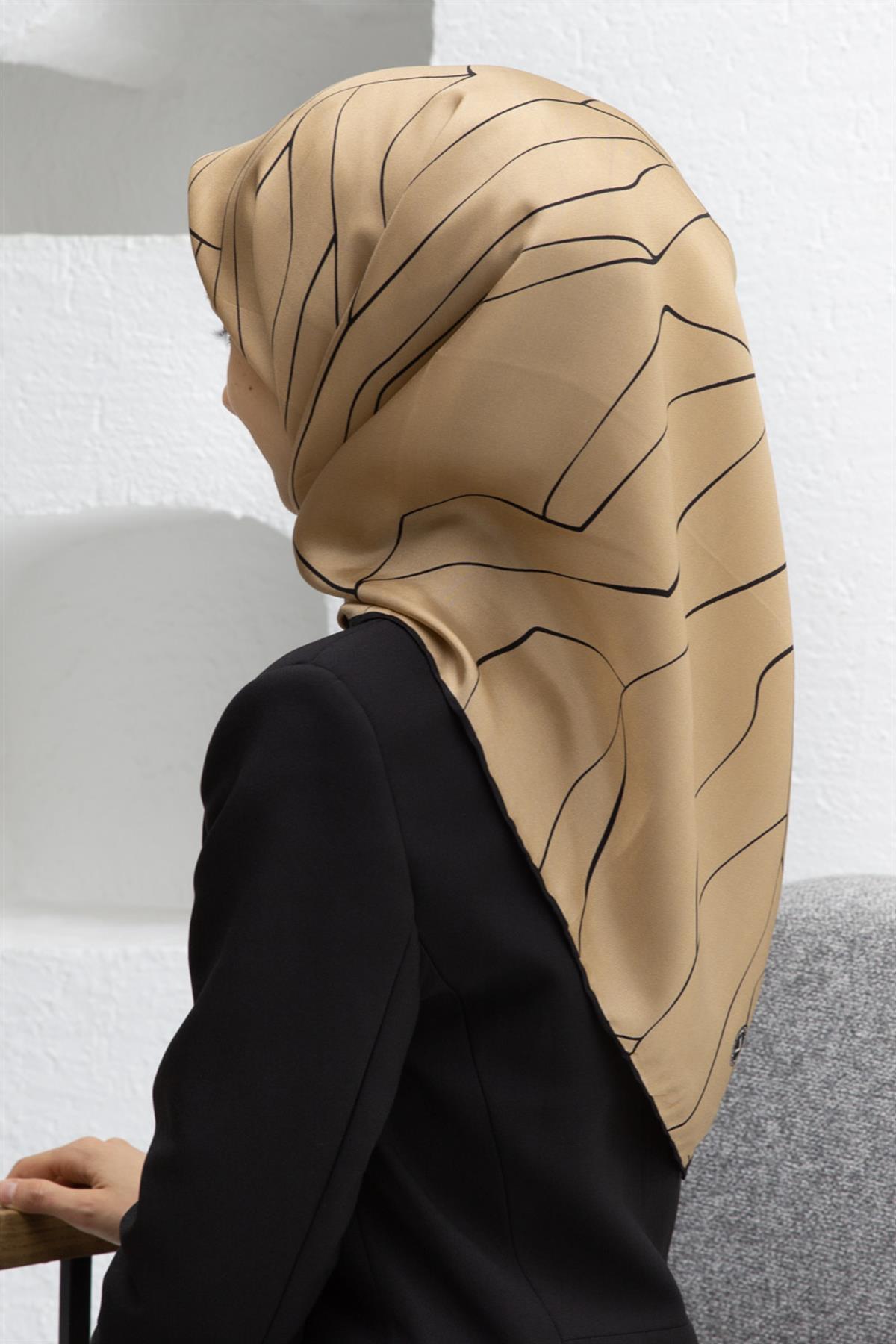 %100 Twill İpek Çizgi Desenli Bej - Siyah Renkli 90x90 Eşarp Dikim Şekli : El Dikişi