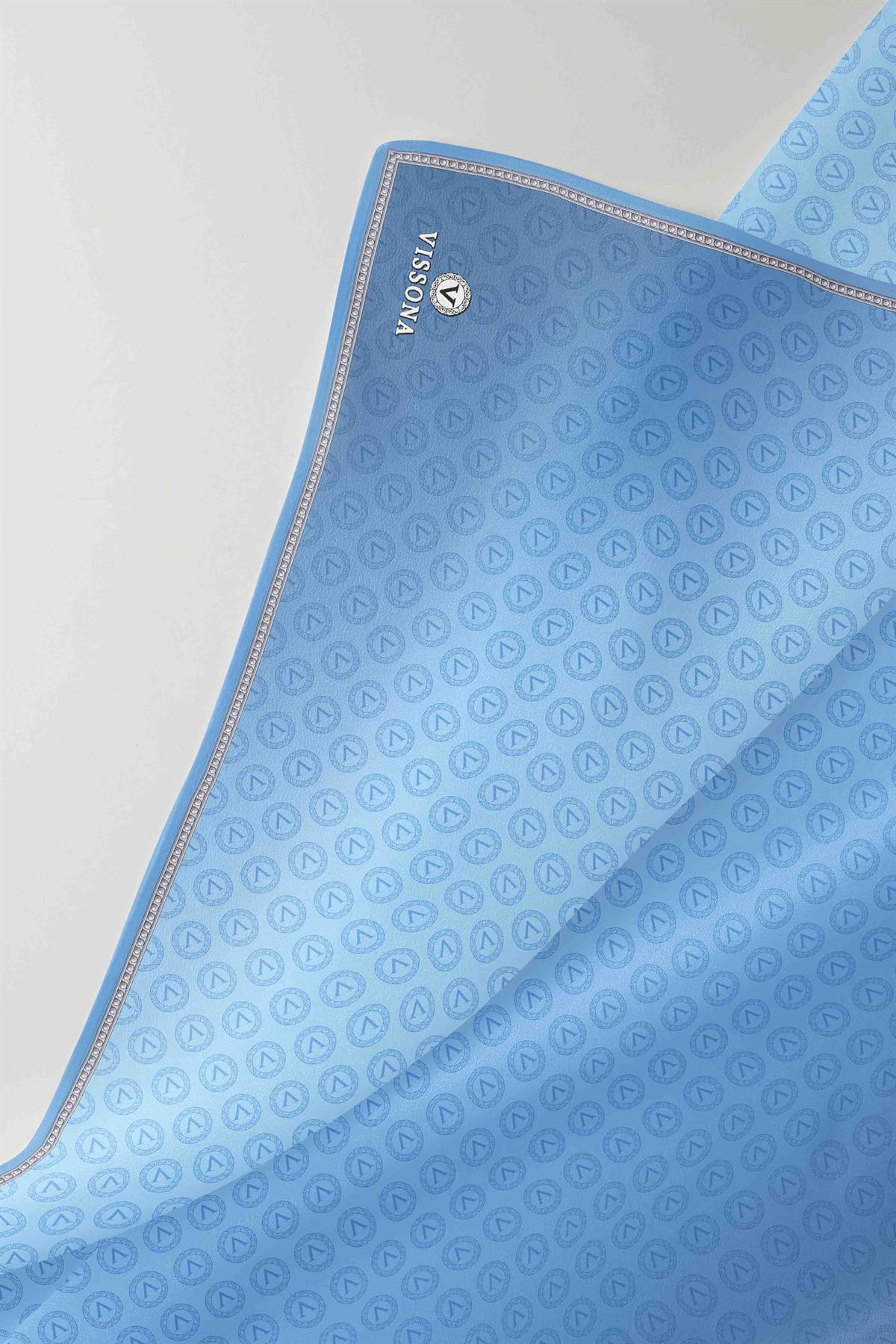 % 57 İPEK % 43 VİSKON Twill İpek Monogram Desenli Bebe Mavisi Renkli 90x90 Eşarp Dikim Şekli : El Dikişi