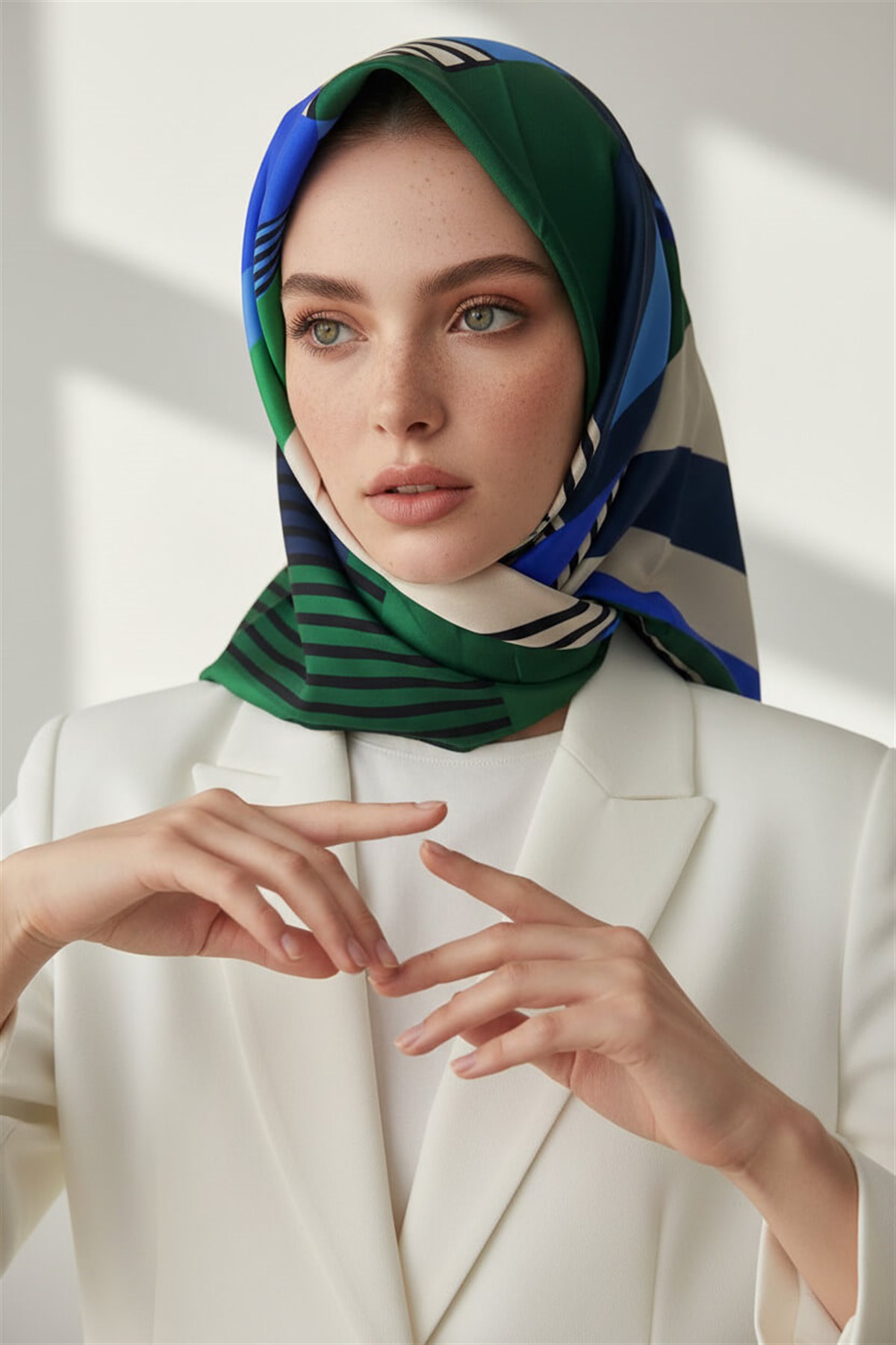100% Twill İpek Geometrik Desenli Saks - Zümrüt Yeşili Renkli 90x90 Dikim Şekli : El Dikişi Eşarp