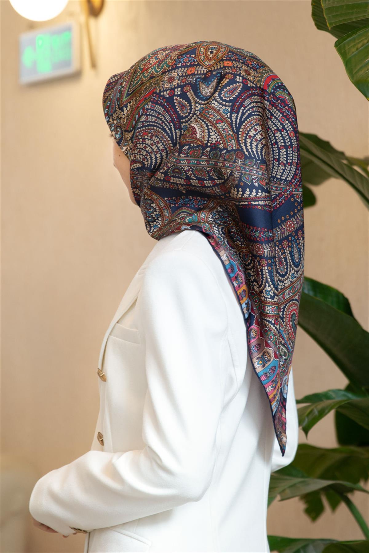 %100 Twill İpek Etro Desenli Lacivert Renkli 90x90 Eşarp Dikim Şekli : El Dikişi