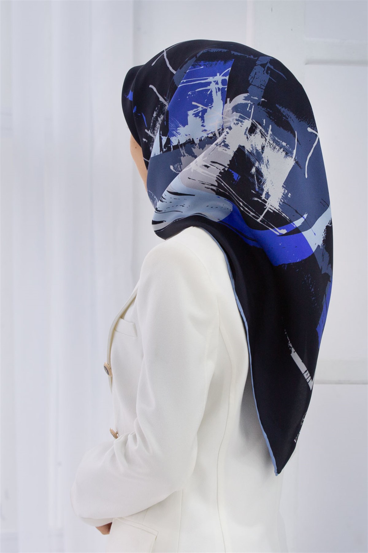 %100 Twill İpek Geometrik Desenli Lacivert - Bebe Mavisi Renkli 90x90 Eşarp Dikim Şekli : El Dikişi