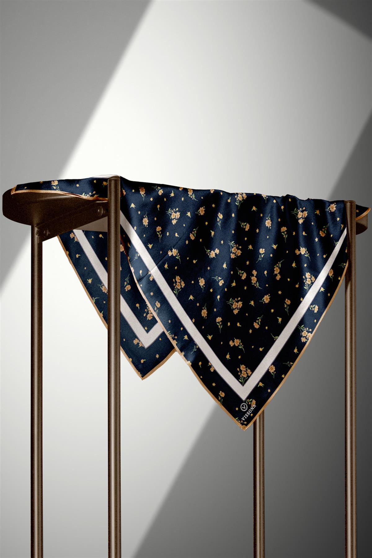 100% Twill İpek Bordürlü Çıtır Çiçek Desenli Lacivert - Gold Renkli 90x90 Dikim Şekli : El Dikişi Eşarp