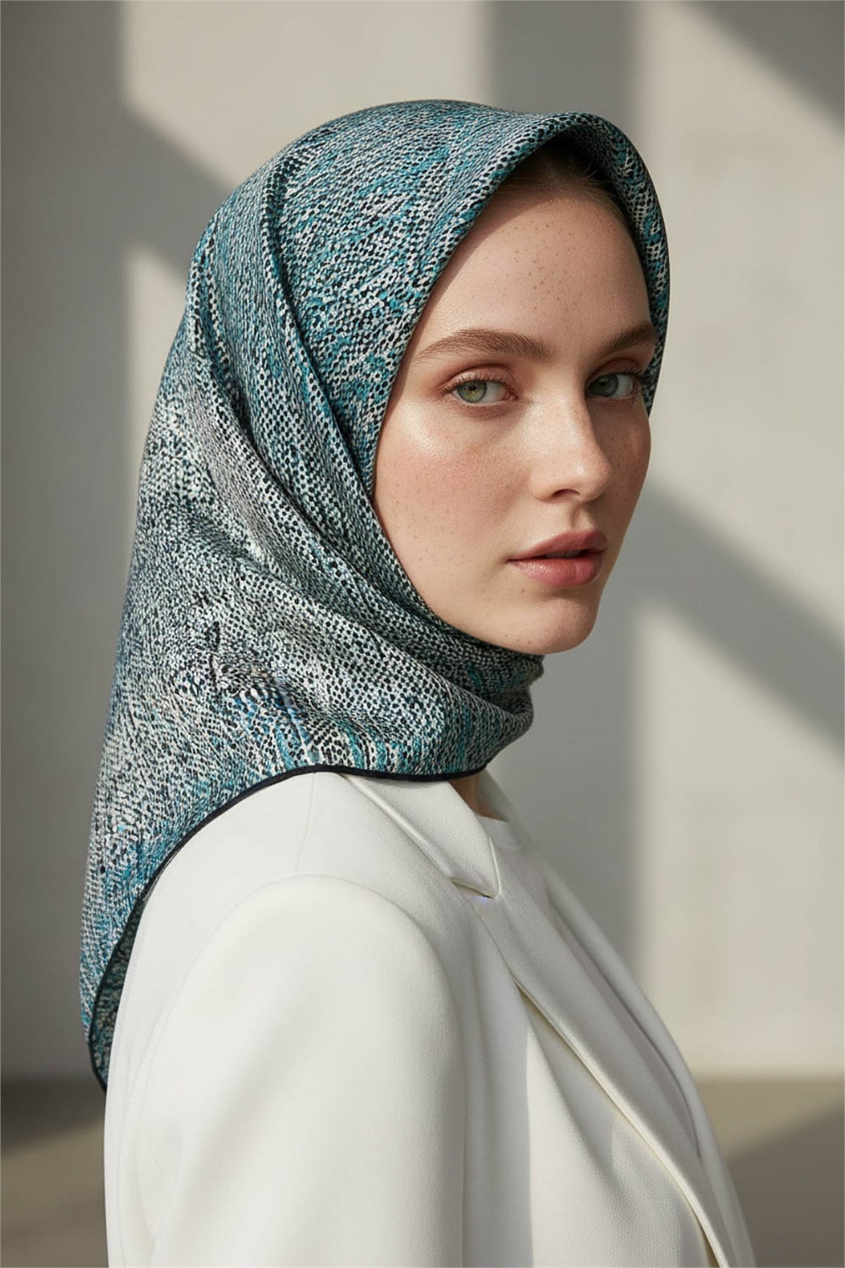 %100 Twill İpek Dokulu Desen Mint Yeşili - Su Yeşili Renkli 90x90 Eşarp Kenar Dikiş Şekli El Dikişli