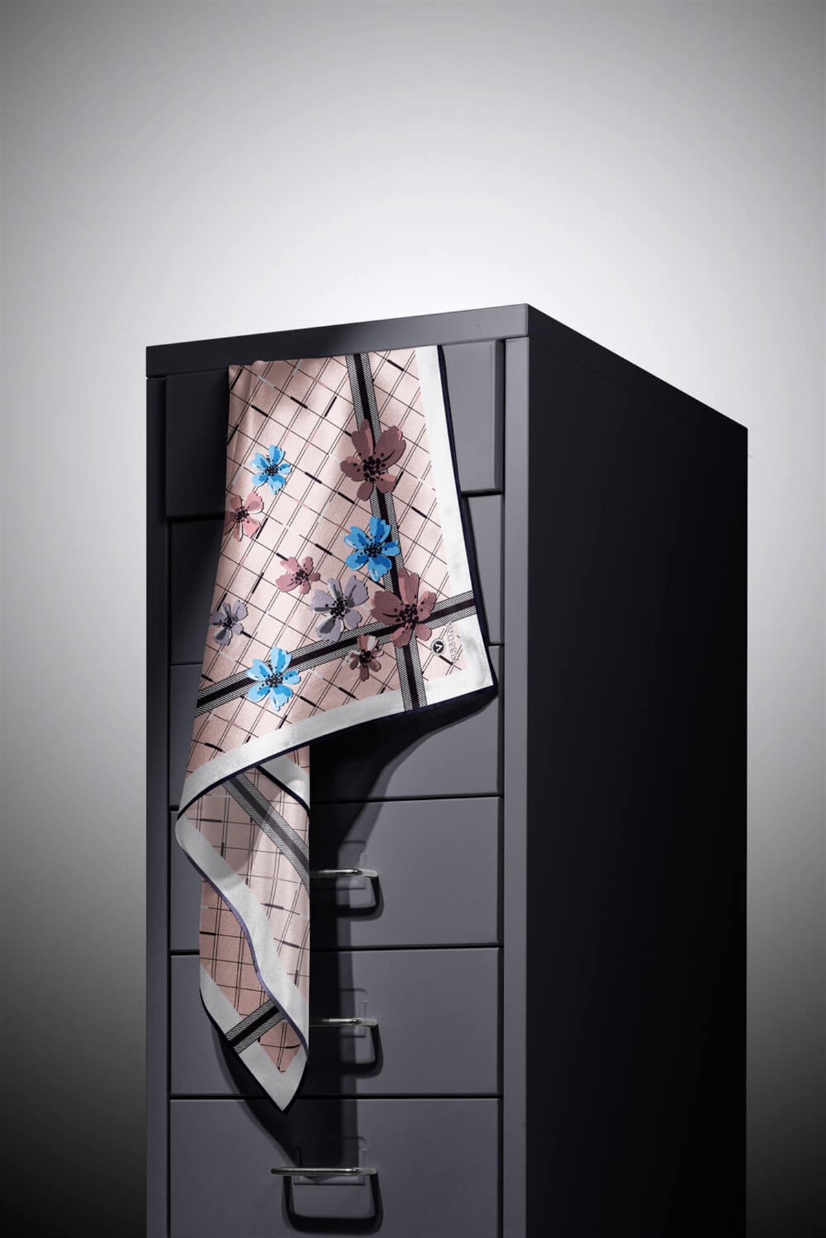 %100 Twill İpek Çıtır Çiçek Desenli Pudra - Bebe Mavisi Renkli 90x90 Eşarp Dikim Şekli : El Dikişi