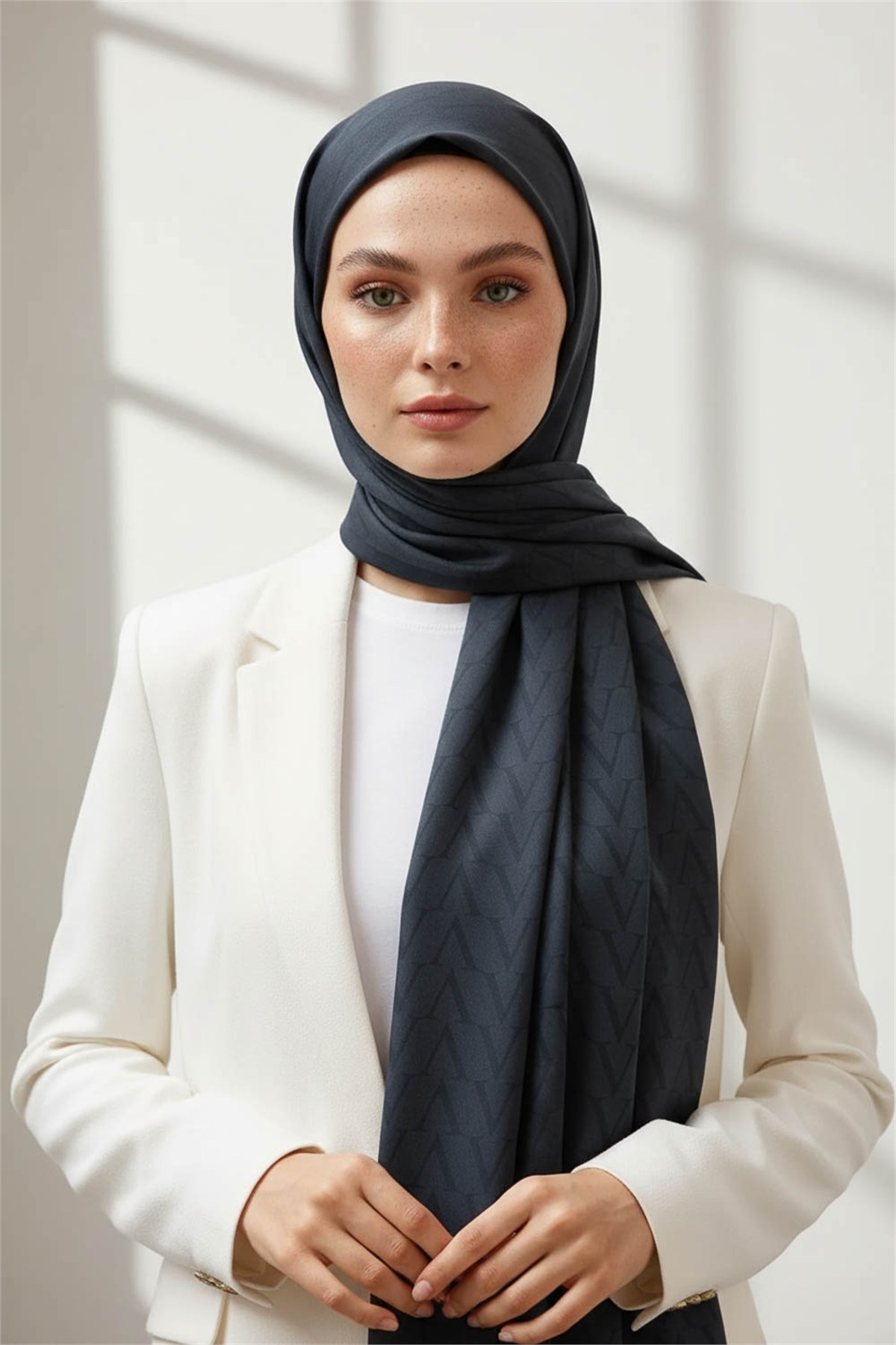 KREP DEGRADELİ MONOGRAM DESENLİ İNDİGO RENKLİ 75X195 KIRIŞMAZ ŞAL