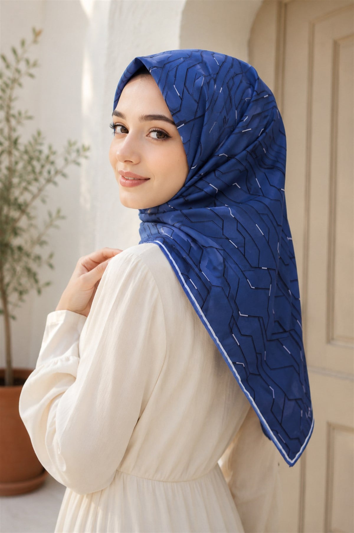 %100 Twill İpek Geometrik Desenli İndigo Renkli 90x90 Eşarp Dikim Şekli : El Dikişi