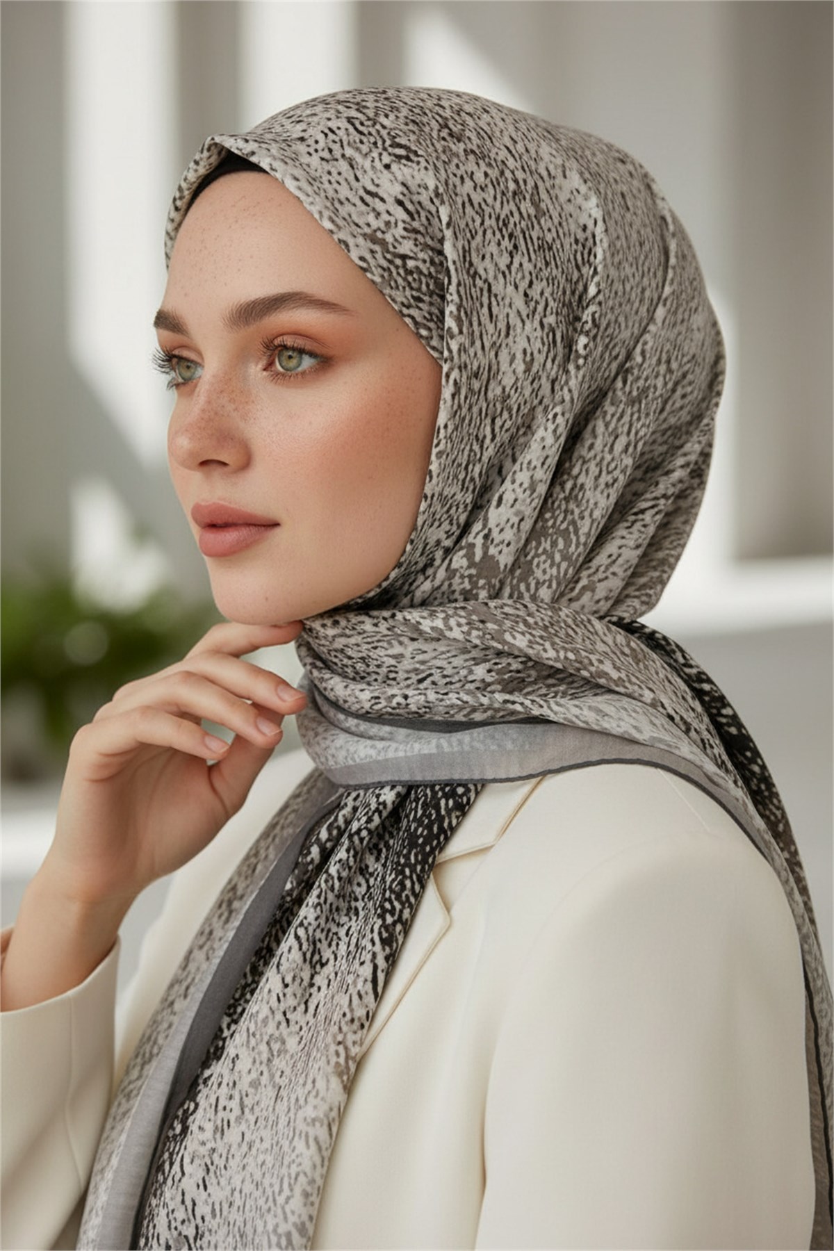 KREP ZİKZAK GEOMETRİK DESENLİ GRİ RENKLİ 75X195 KIRIŞMAZ ŞAL