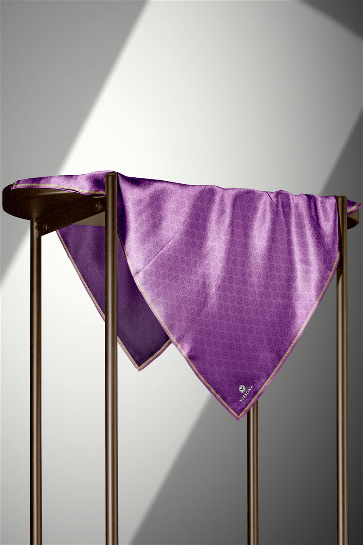 %100 Twill İpek Monogram Desenli Mor Renkli 90x90 Eşarp Dikim Şekli : El Dikişi