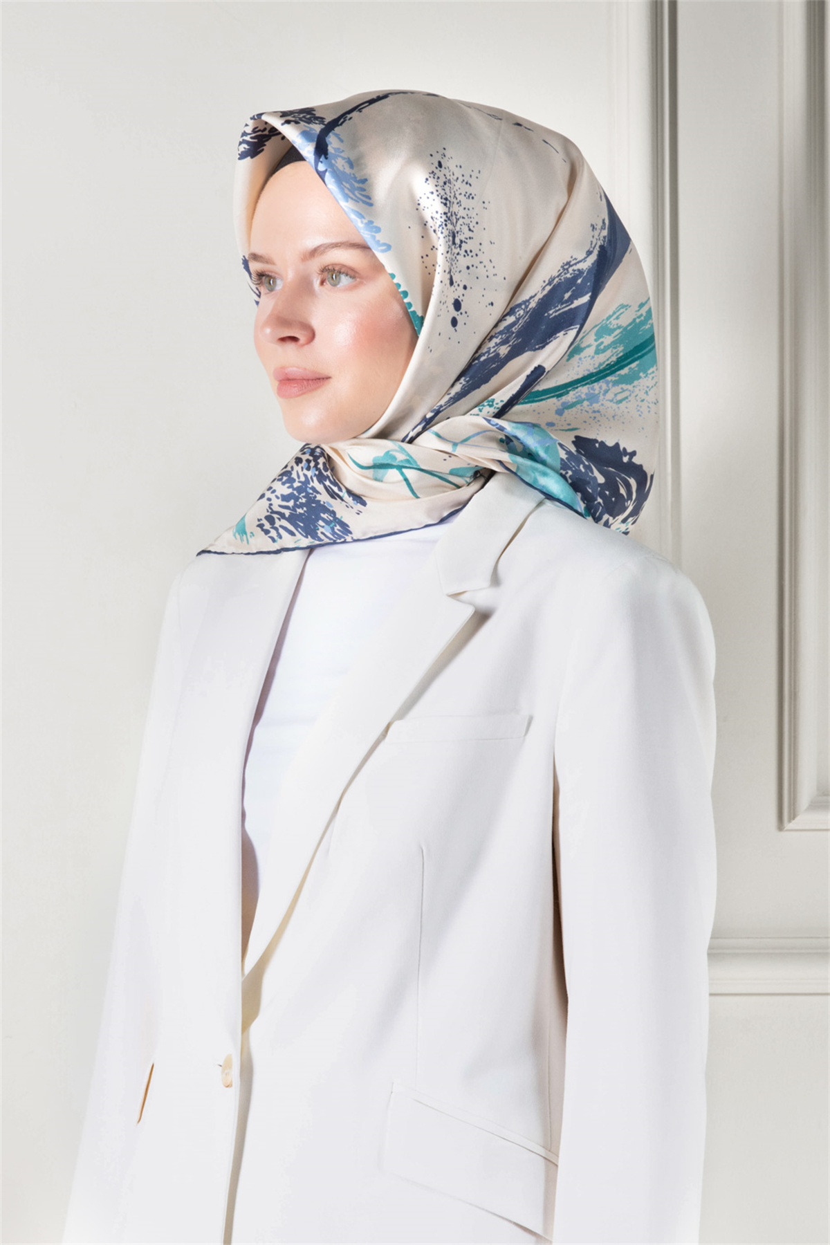 %100 Twill İpek Suluboya Çiçek Desenli Krem - İndigo Renkli 90x90 Eşarp Dikim Şekli : El Dikişi