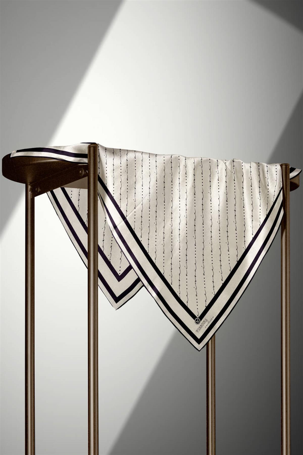 %100 Twill İpek El Yazısı Vissona Desenli Krem - Siyah Renkli Daha Tok Exclusive Serisi 90x90 Eşarp Kenar Dikiş Şekli : El Dikişi